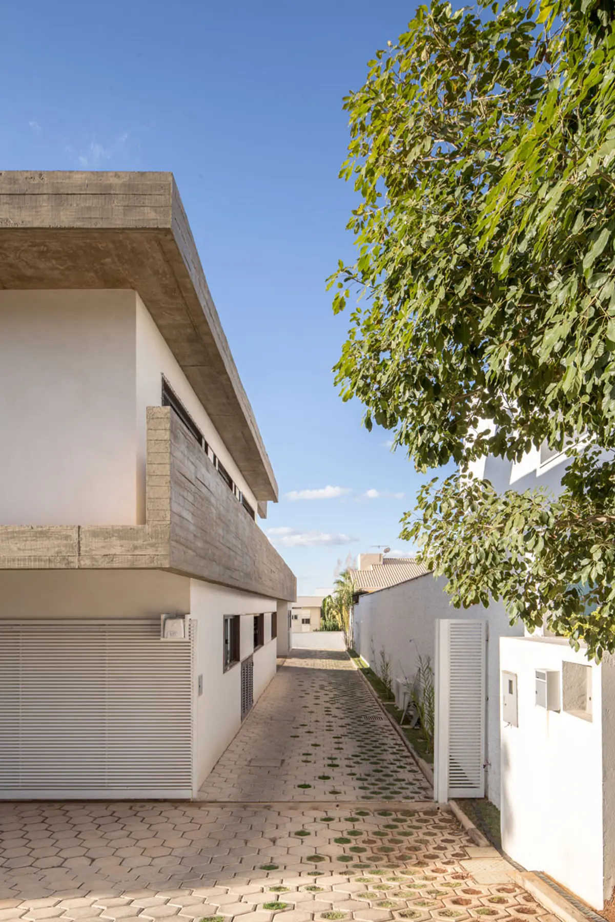 Fachada com cor predominante Cinza do Projeto Casa Bentes por Coda Arquitetos