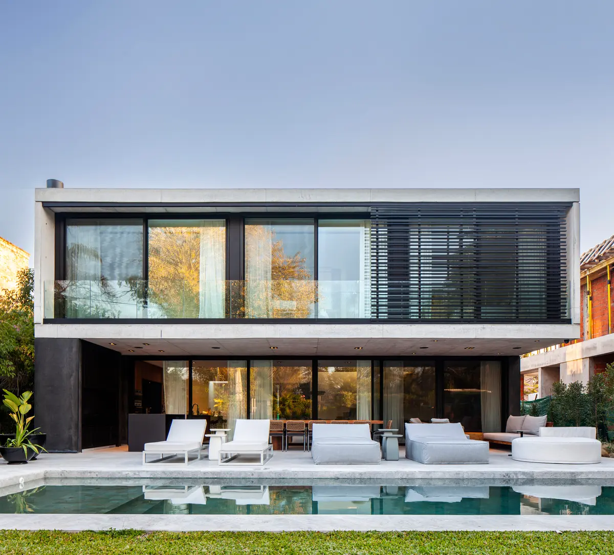 casa moderna com piscina e janelas do chão ao teto — projeto CASA AH, por GMARQ, em Garin