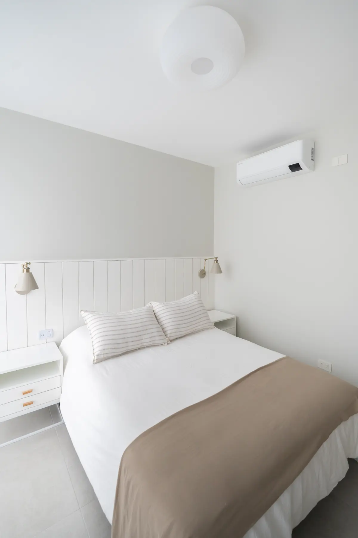 Dormitorio minimalista con cama king, paredes blancas y detalles en beige — proyecto EVOQUE, por MB Díseño Interior , en Buenos Aires