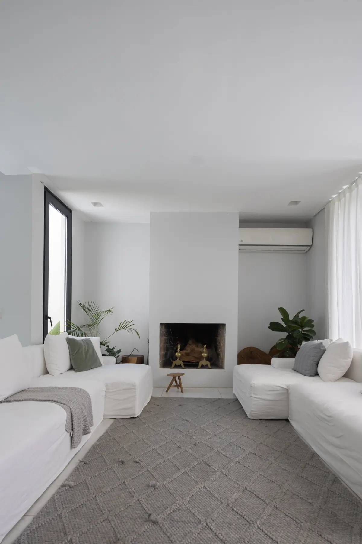 Sala moderna com sofá modular e lareira minimalista — projeto CASA OrBa, por Alfredo Orfila arquitectura, em San Isidro
