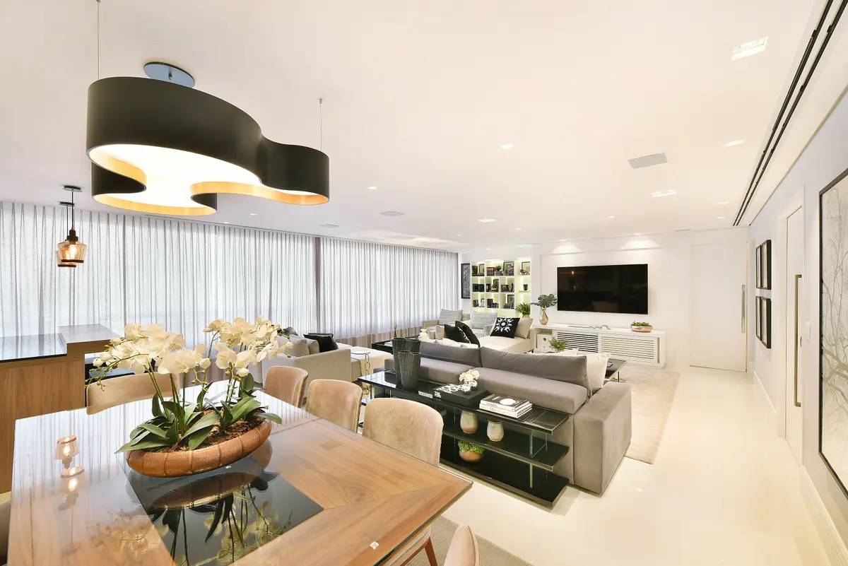 Sala de estar e jantar moderna, piso de madeira, luminária pendente grande — projeto Bosque da Saúde, por ALESSANDRA BRAGGION ARQUITETURA & INTERIORES