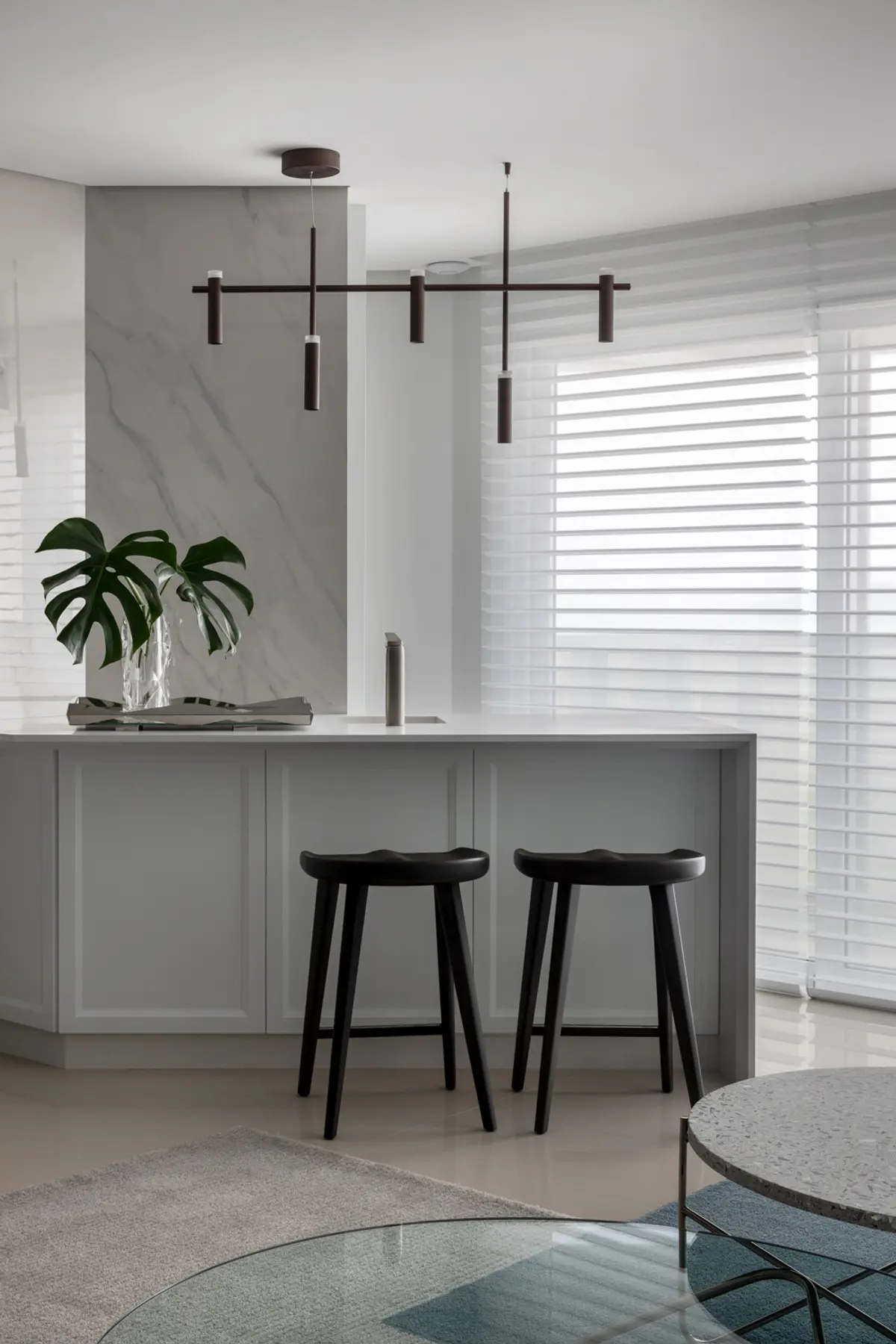 Cocina moderna con isla, lámpara lineal y planta monstera — proyecto AP RM , por ARQUITETARE POR ELAINE ZANON & CLAUDIA MACHADO