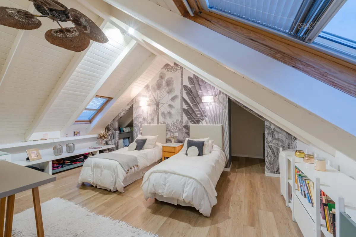 Dormitorio abuhardillado con estilo escandinavo y mucha luz — proyecto Proyecto Altillo, por efe arquitectura, en Ciudad de Córdoba