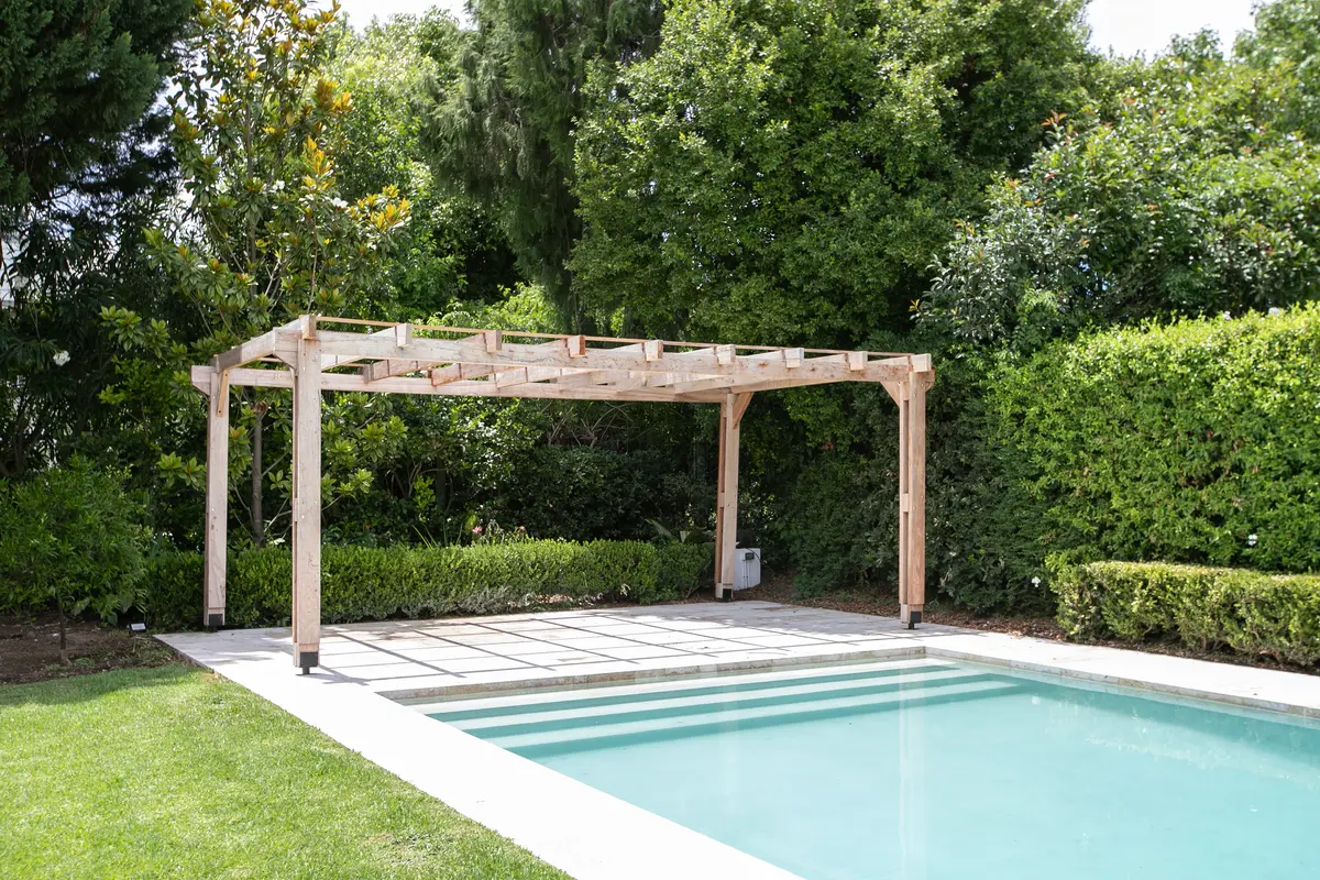 Piscina exterior con pérgola de madera y zona de estar — proyecto Obra La Posta, por Arq. Lourdes Yarade Saravia, en Pilar