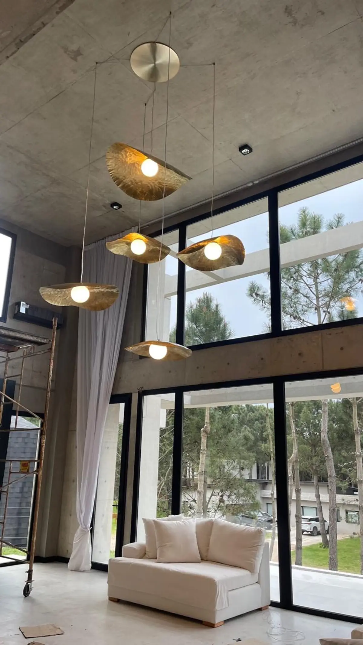 Living moderno con luces orgánicas y concreto visto — proyecto Pinamar, por Perfecta Iluminación, en Pinamar