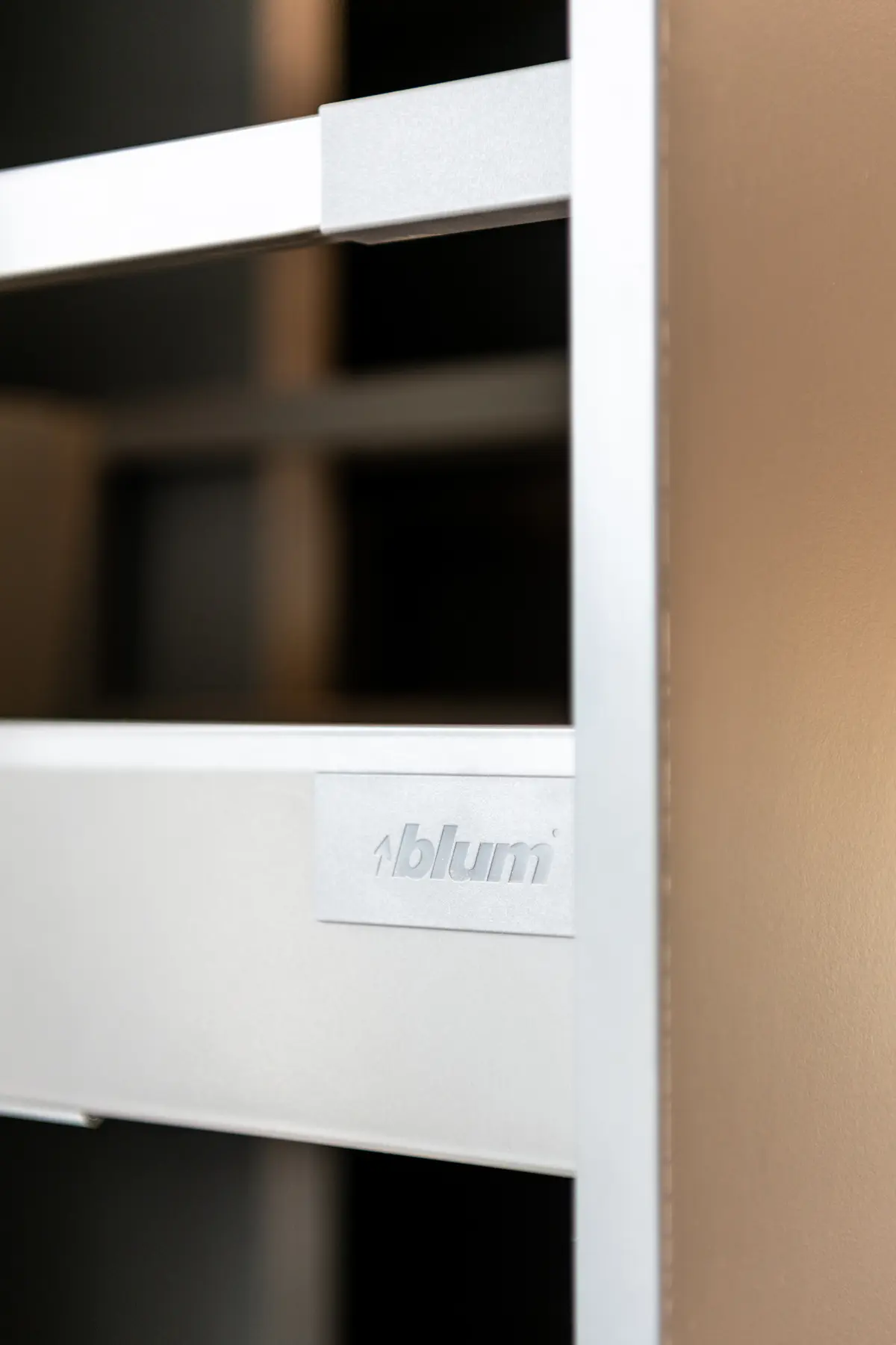 Sistema de cajones de cocina blanco con logo Blum — proyecto Santa Isabel - Andrea Gonzalez, por ABEJA CONCEPT, en Nordelta