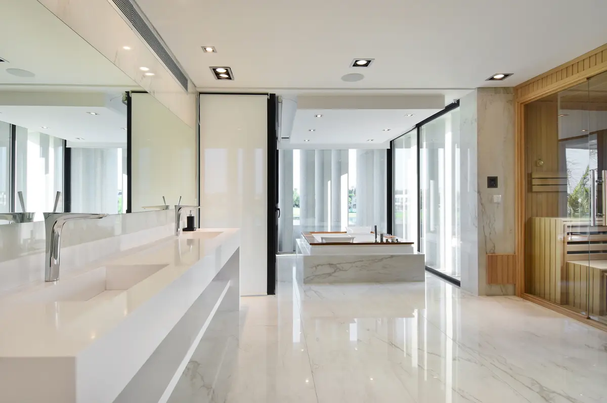 Banheiro moderno de luxo com mármore branco e luz natural abundante — projeto Casa DL, por Santiago Cordeyro Arquitectos, em General Rodríguez