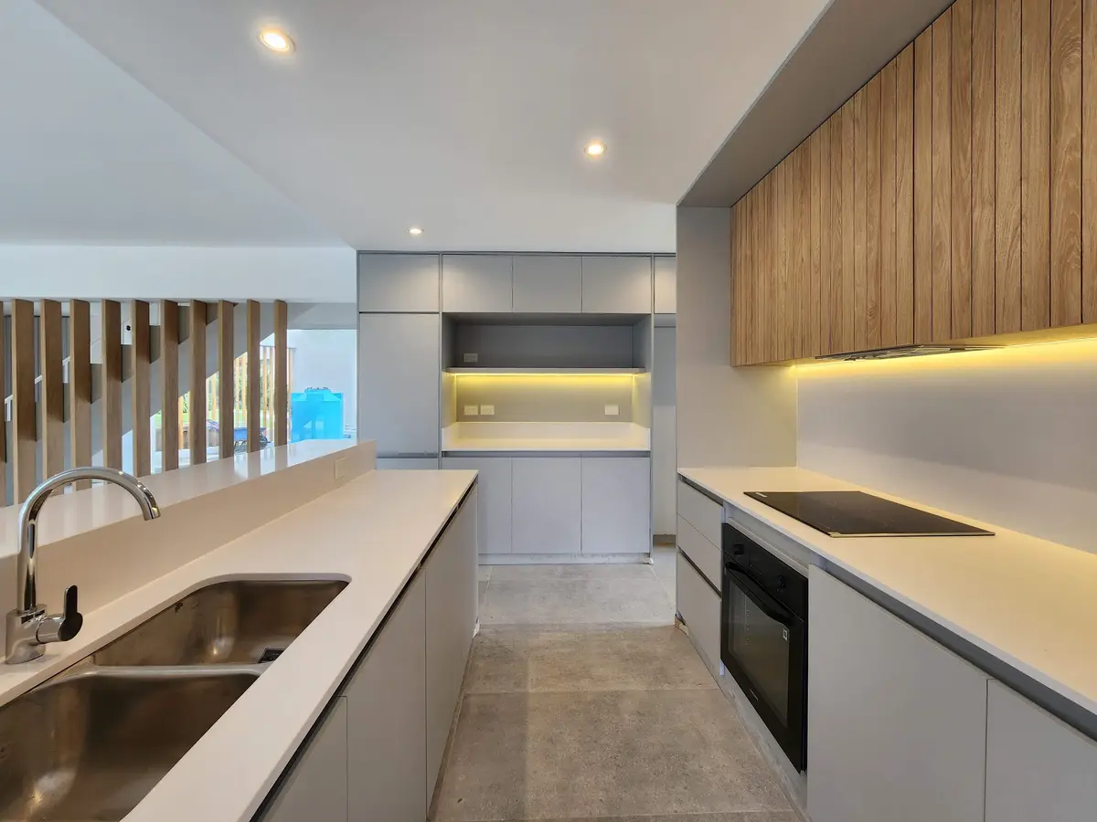 Cozinha moderna minimalista com armários de madeira e ilha — projeto Acacias 265, por BARBALACO ARQUITECTOS, em Belén de Escobar