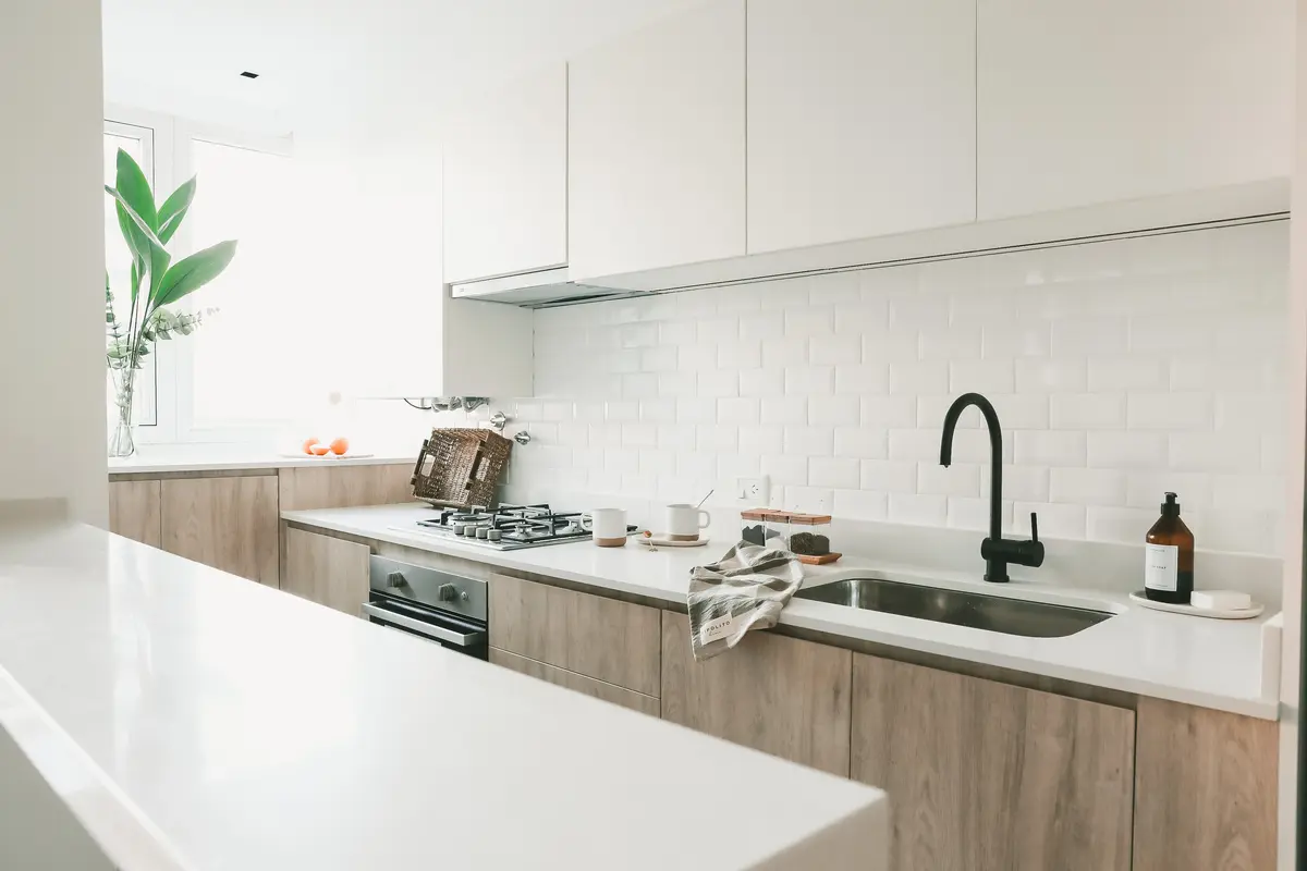 Cocina escandinava moderna con isla y luz natural — proyecto Ruggieri, por Estudio RG, en Buenos Aires