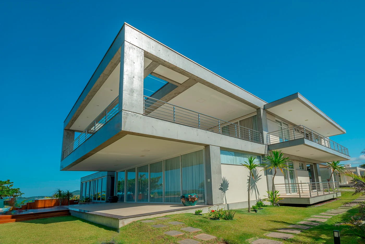 Casa moderna blanca con amplios ventanales y voladizos