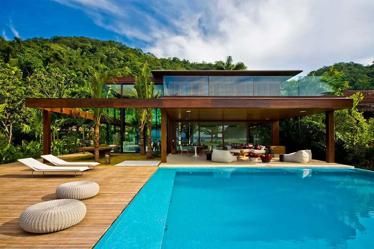 Piscina com cor predominante Bege do Projeto Arquitetura e Interiores I por Demian Golovaty