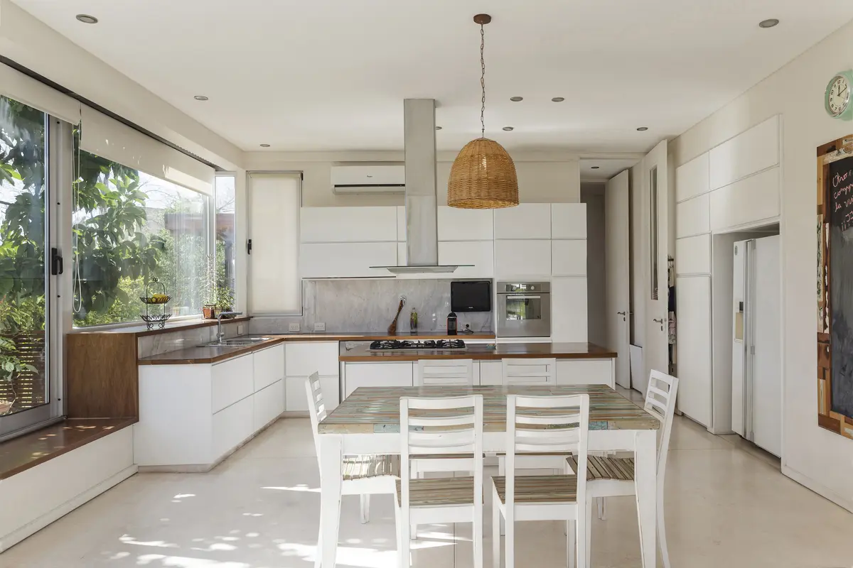 Cocina Con Isla Estilo Minimalista con color predominante Beige del Proyecto Casa 121 por Build a Home Arquitectura