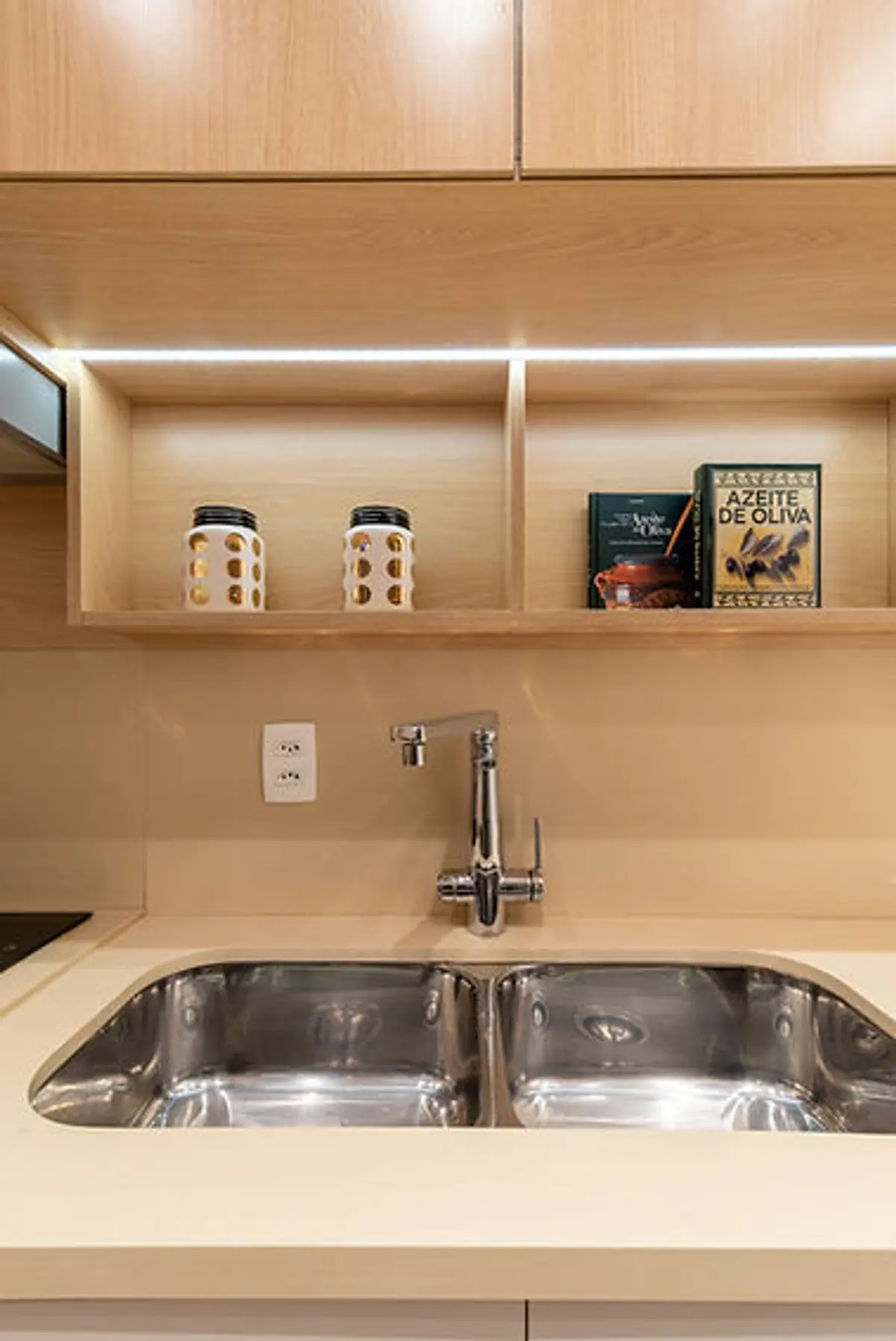 Cozinha Com Ilha com cor predominante Bege do Projeto Apartamento Vitallis por Bordin E Soares Interiores
