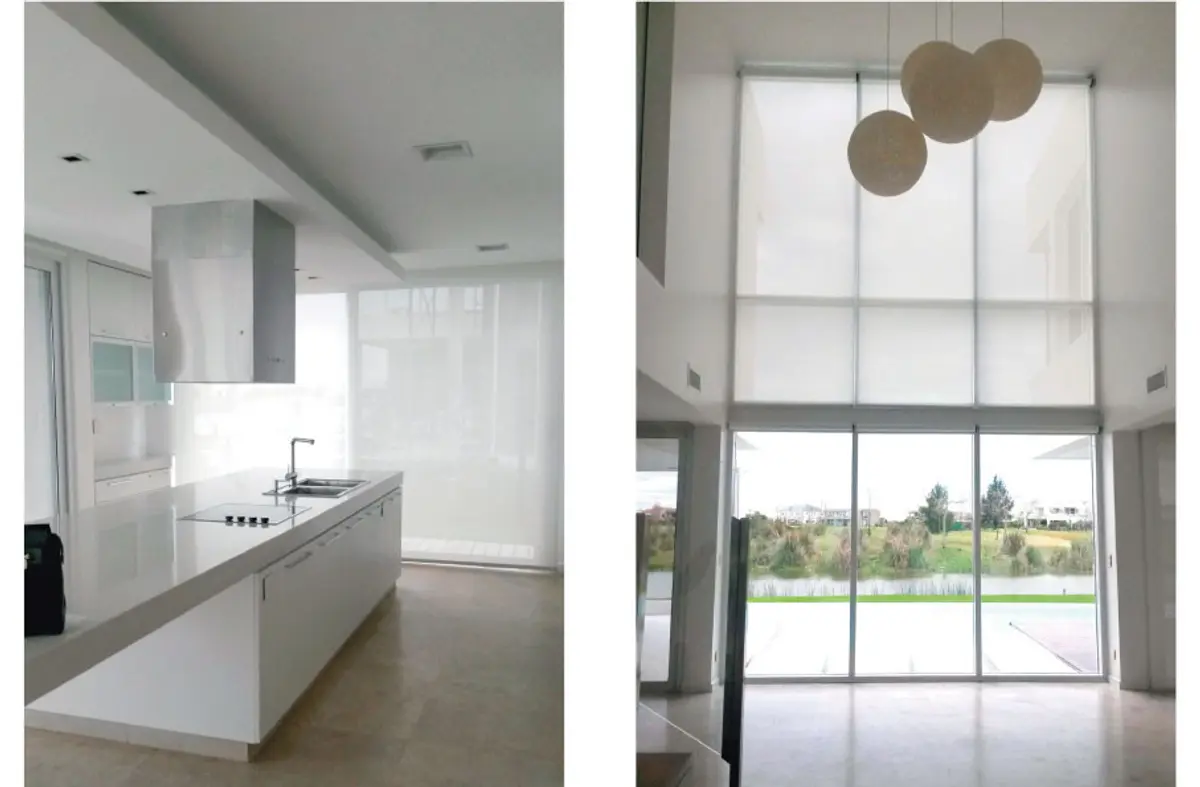 Cozinha moderna minimalista branca com ilha central e janelas amplas — projeto CASA GOLF I, por Alejandra Pan Arquitectura, em Nordelta