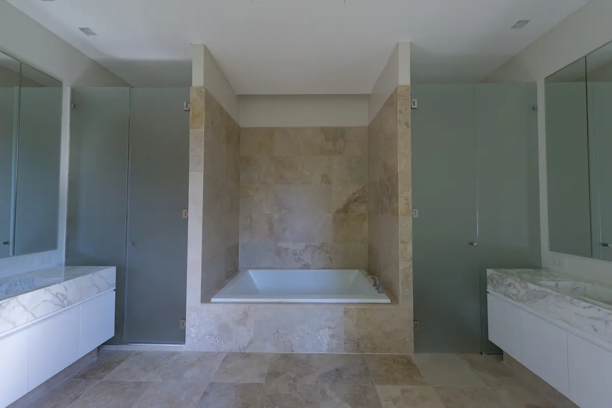 baño moderno con bañera exenta y vanitorys dobles — proyecto Casa C, por Estudio Dado, en Belgrano