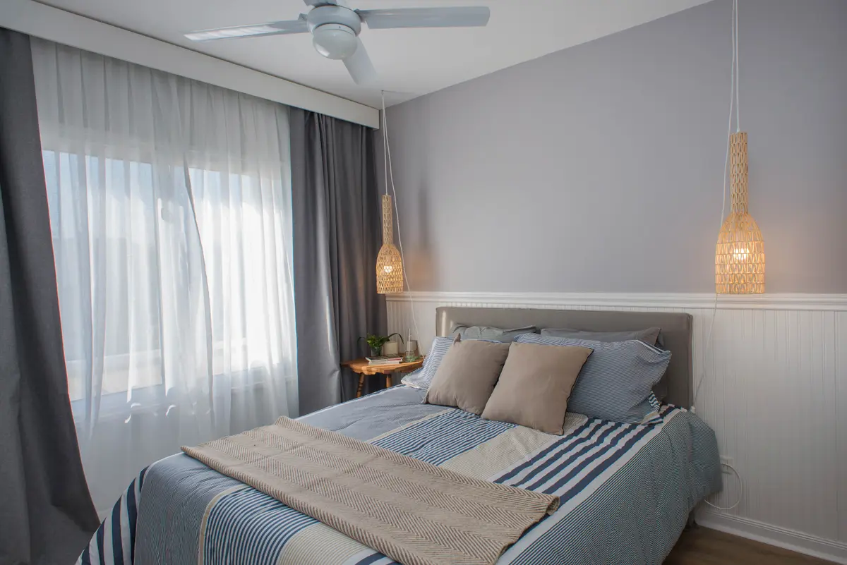 Quarto moderno com ventilador de teto e luminárias pendentes de vime — projeto Casa en Nordelta, por Gutman+Lehrer Arquitectas, em Nordelta
