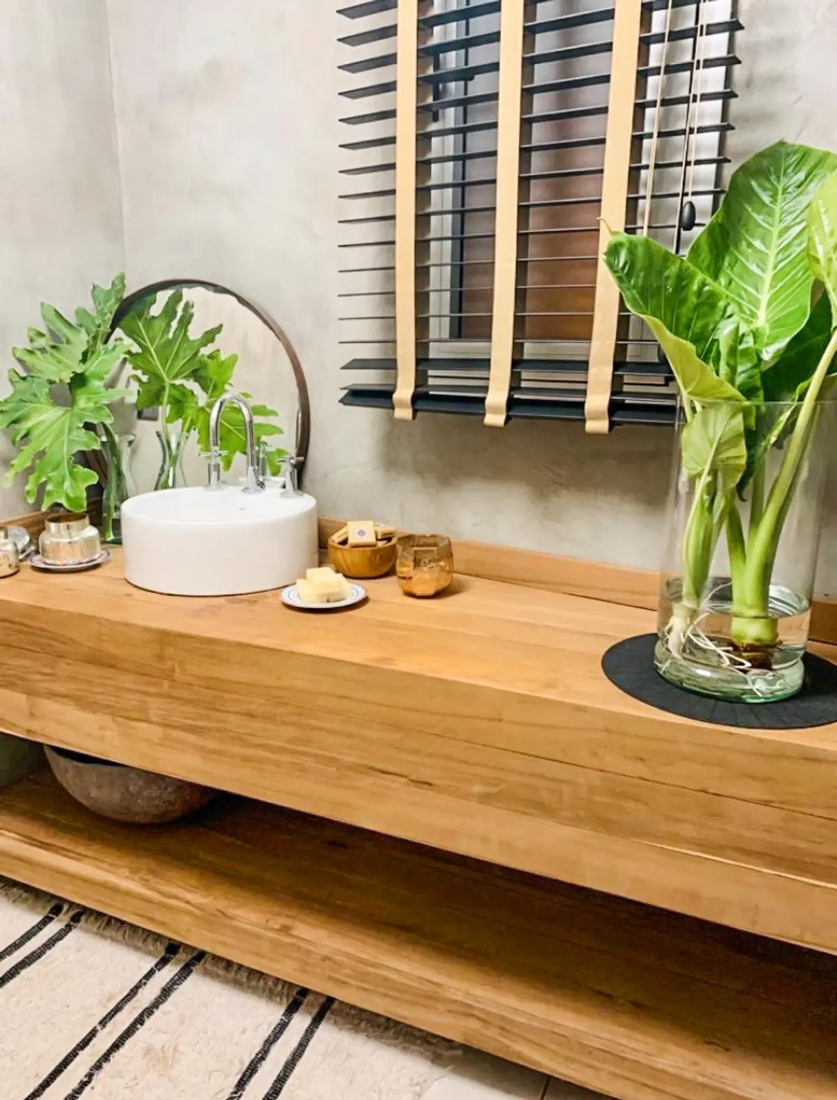 Banheiro moderno rústico com bancada de madeira e plantas — projeto Tigre, por Greschek Obras, em Tigre