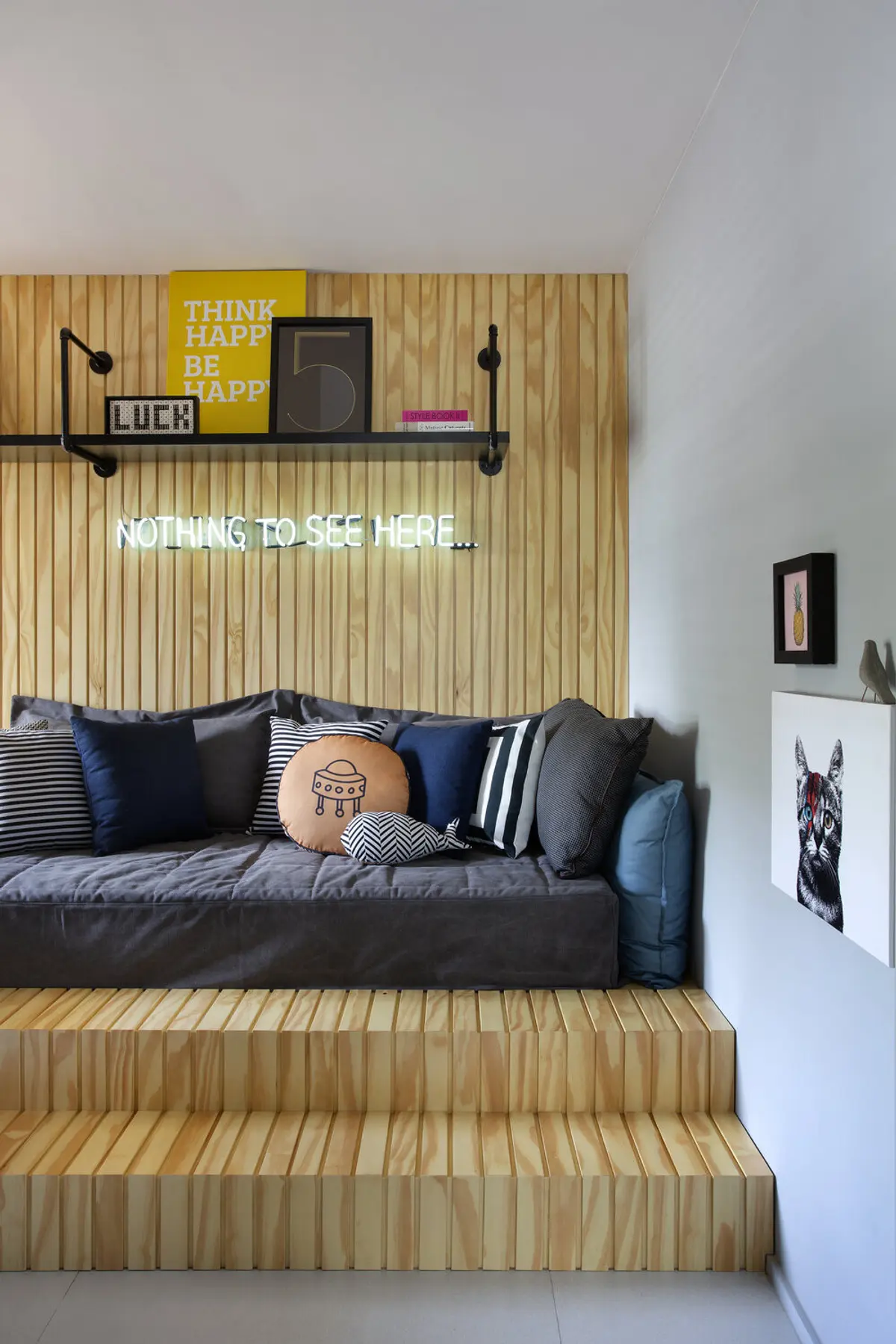 Dormitorio con cama plataforma negra y revestimiento madera natural — proyecto Decorado Latitud, por Studio Ro-ca