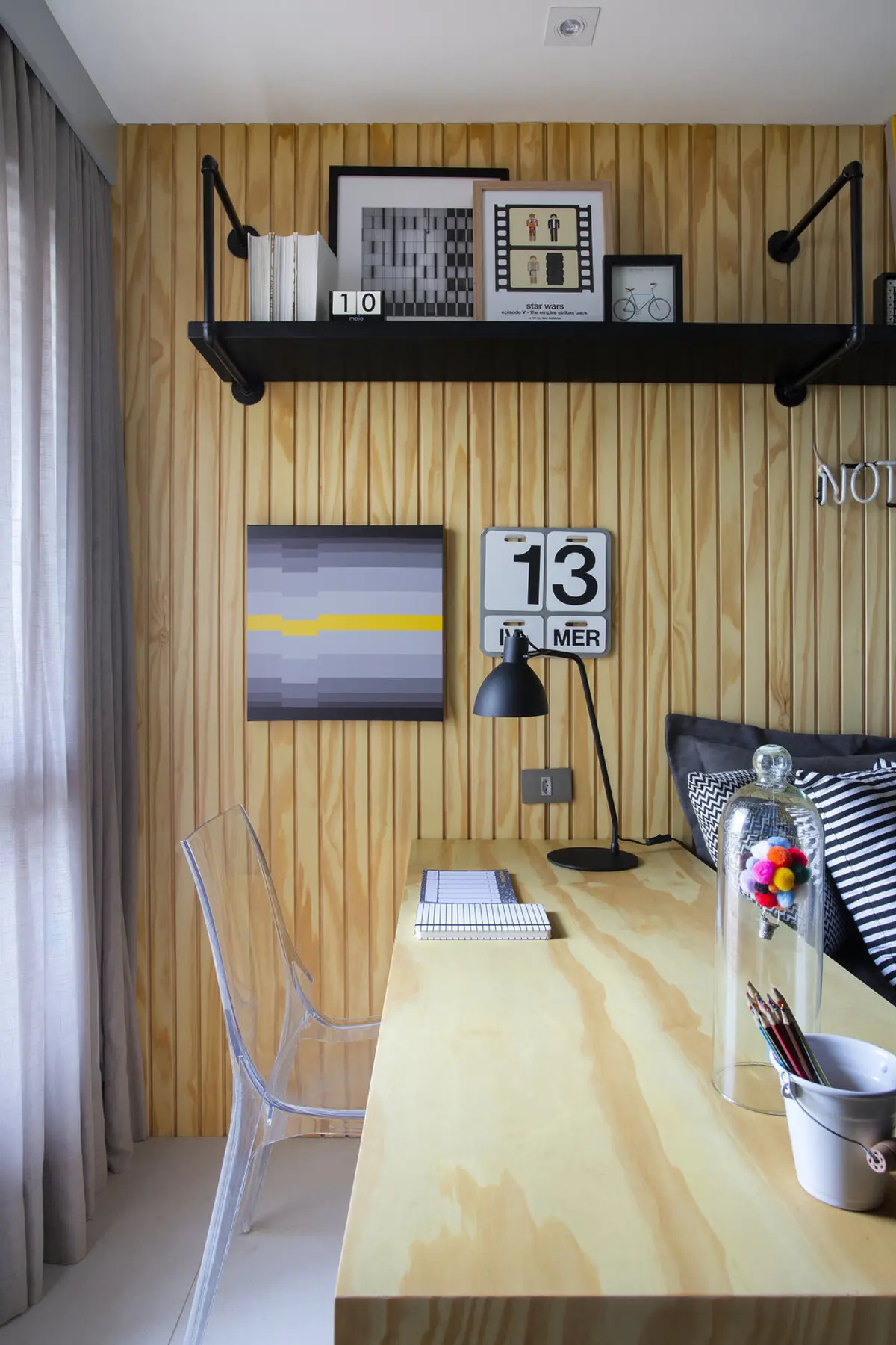 Oficina minimalista con pared de madera, estante negro y escritorio de madera clara — proyecto Decorado Latitud, por Studio Ro-ca