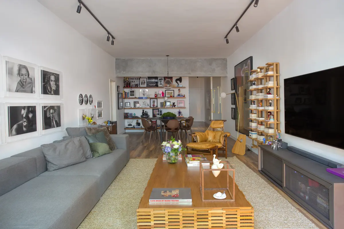 Living contemporaneo con sofa gris, muebles madera y pared microcemento — proyecto Hugo Gloss, por Studio Ro-ca