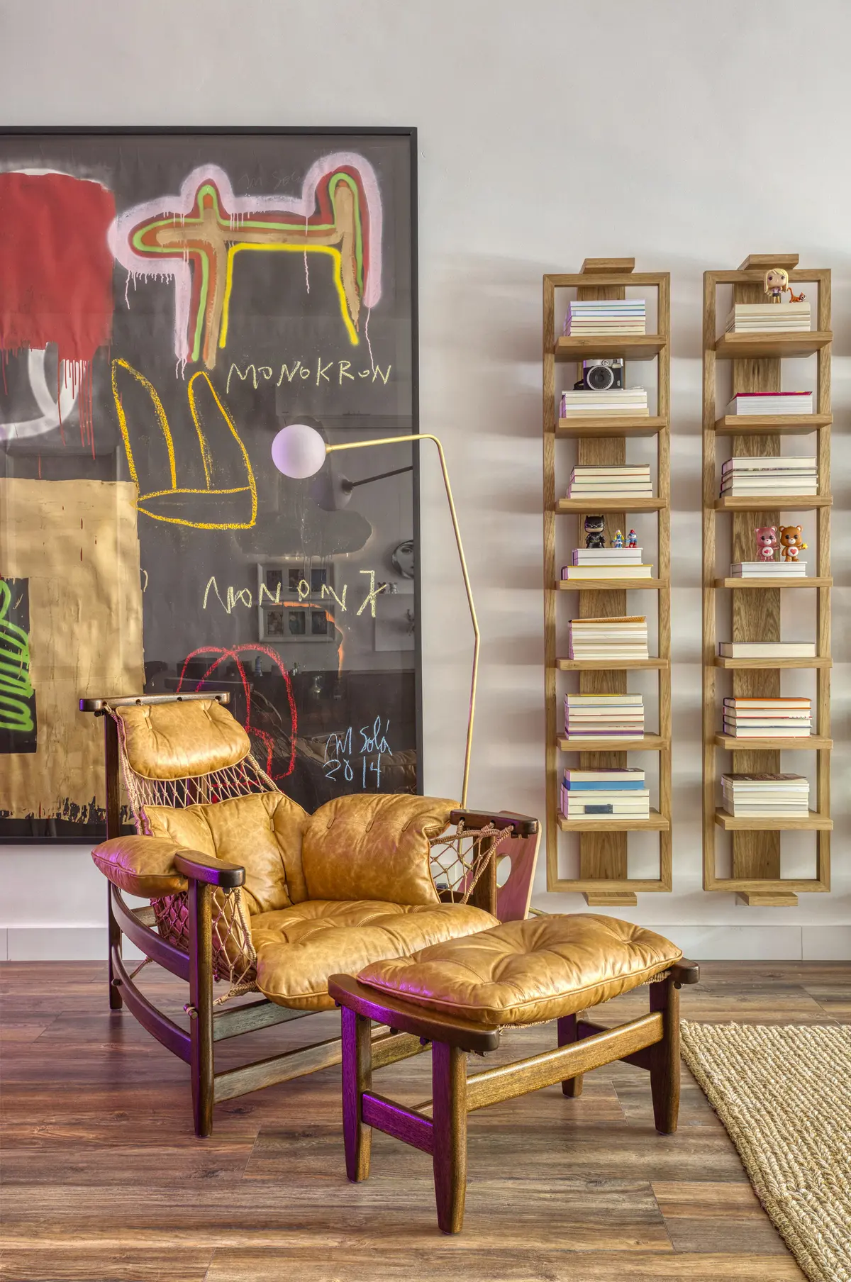 Living con sillón dorado, estantería modular y arte contemporáneo en pared — proyecto Hugo Gloss, por Studio Ro-ca
