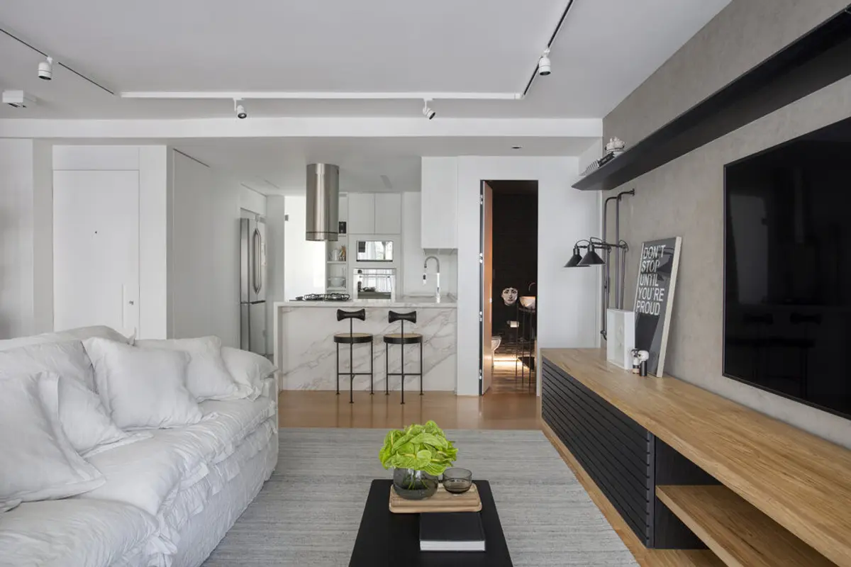 living abierto a cocina, sofá blanco, TV empotrada, piso roble natural — proyecto JG House, por Studio Ro-ca