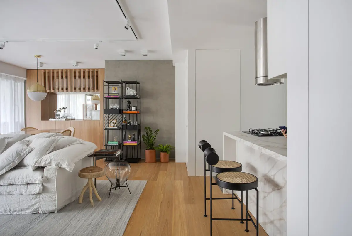 Dormitorio estudio minimalista con cocina integrada y piso de madera — proyecto JG House, por Studio Ro-ca