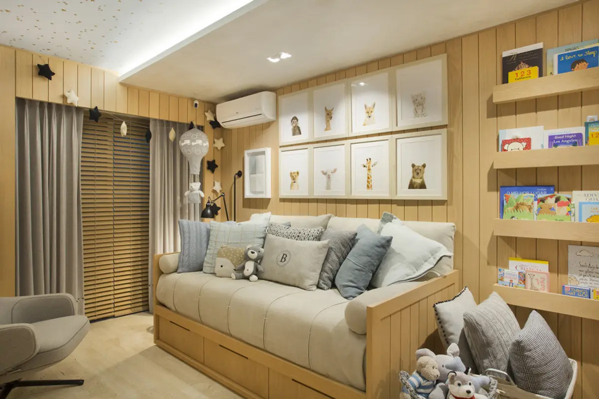 Dormitorio infantil con cama madera, paneles beige y estantes flotantes — proyecto Quarto Bernardo, por Studio Ro-ca