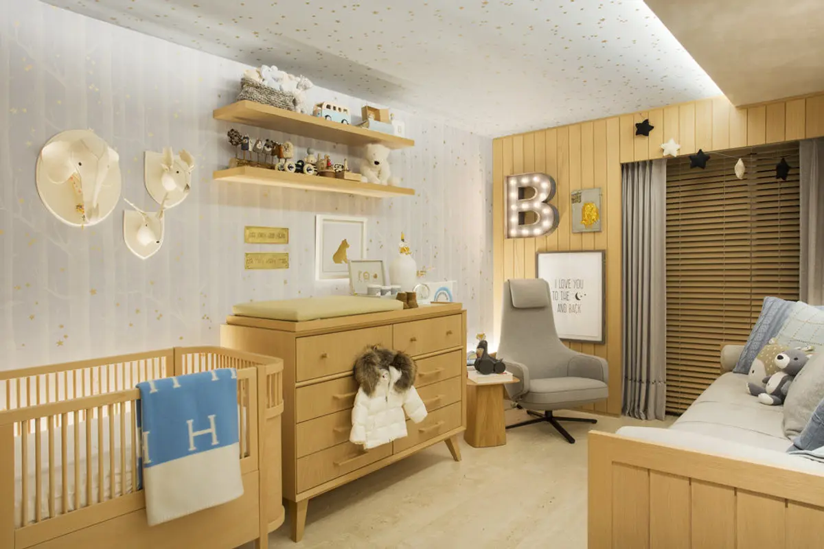 Dormitorio infantil nórdico con muebles madera clara y detalles azules — proyecto Quarto Bernardo, por Studio Ro-ca