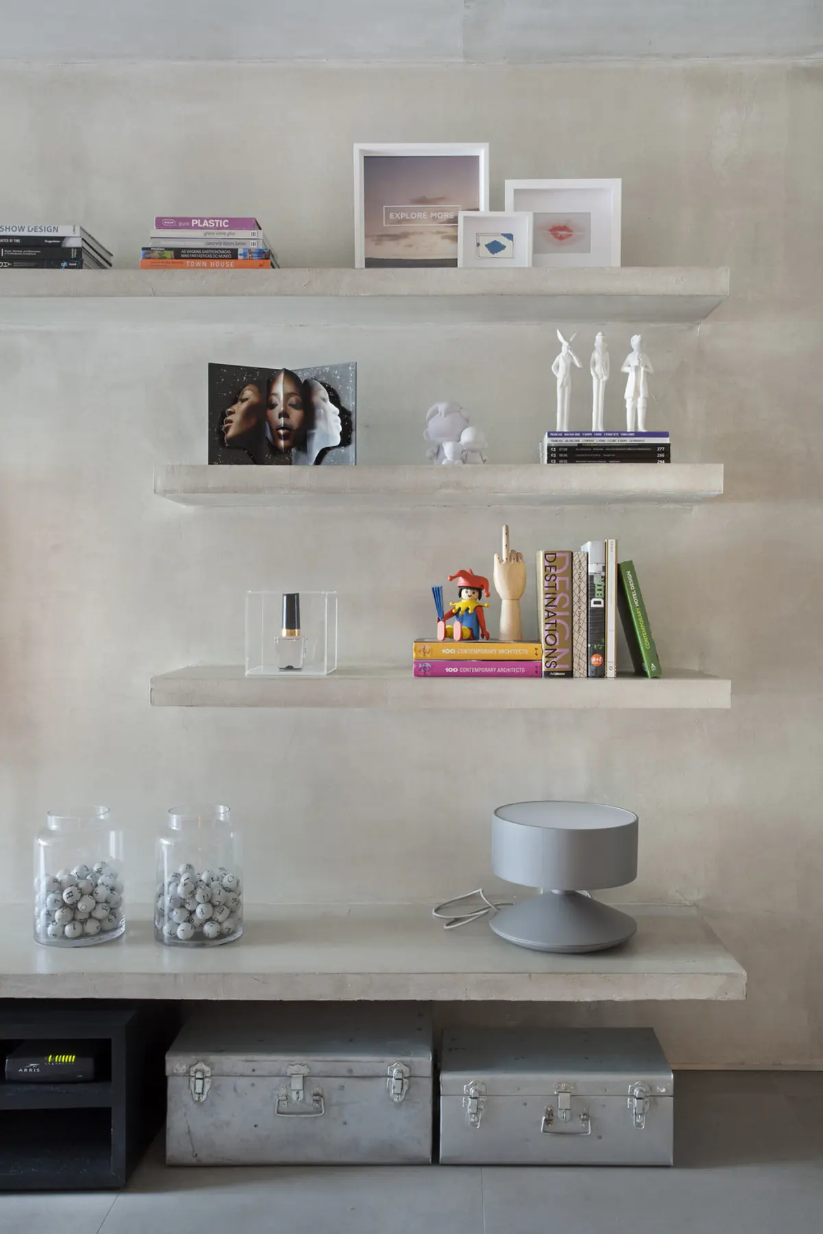 Estantes flotantes minimalistas con objetos decorativos y libros — proyecto MM House, por Studio Ro-ca