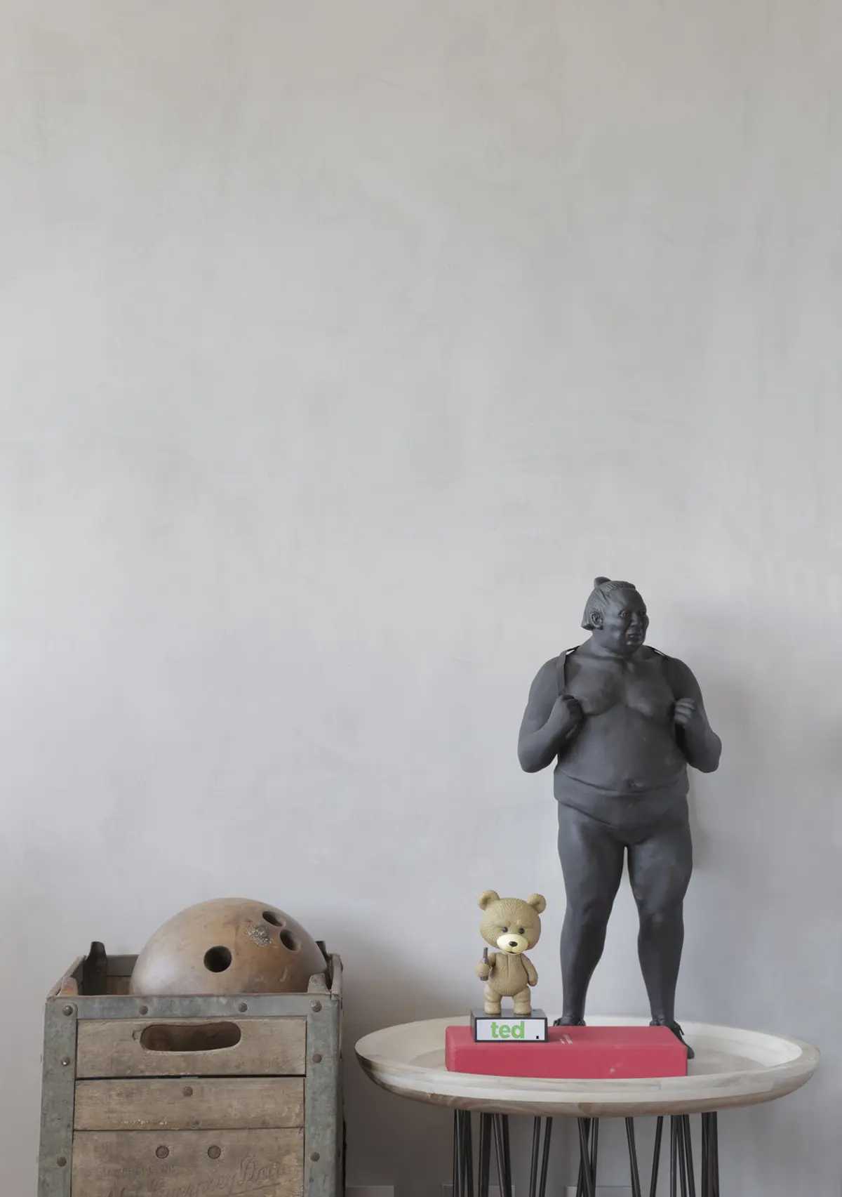 Instalación artística con figura negra, osito y objetos vintage sobre mesa — proyecto RA Loft, por Studio Ro-ca