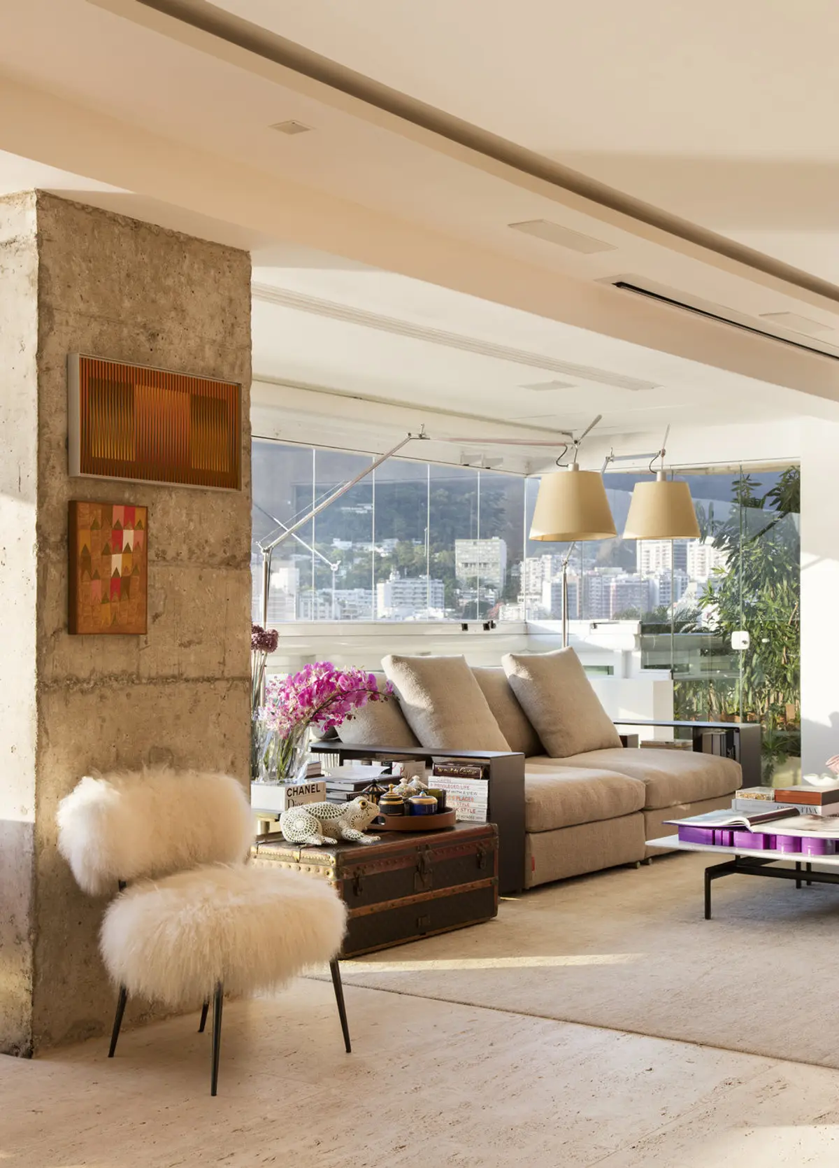 Living moderno con vista a ciudad, sillones blancos y pared de hormigón — proyecto RM House, por Studio Ro-ca