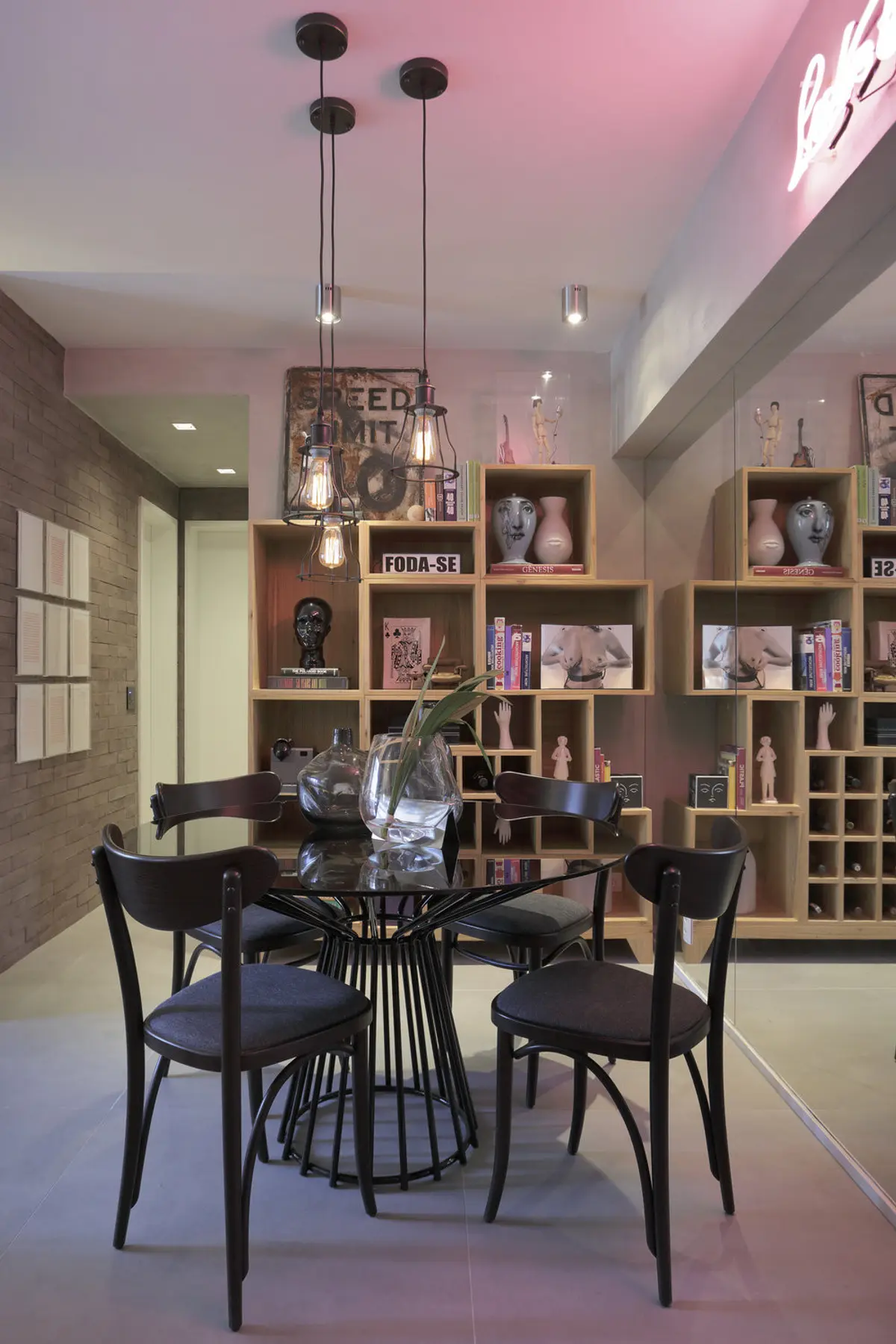 Comedor moderno con mesa redonda negra y estantería madera flotante — proyecto SC House, por Studio Ro-ca