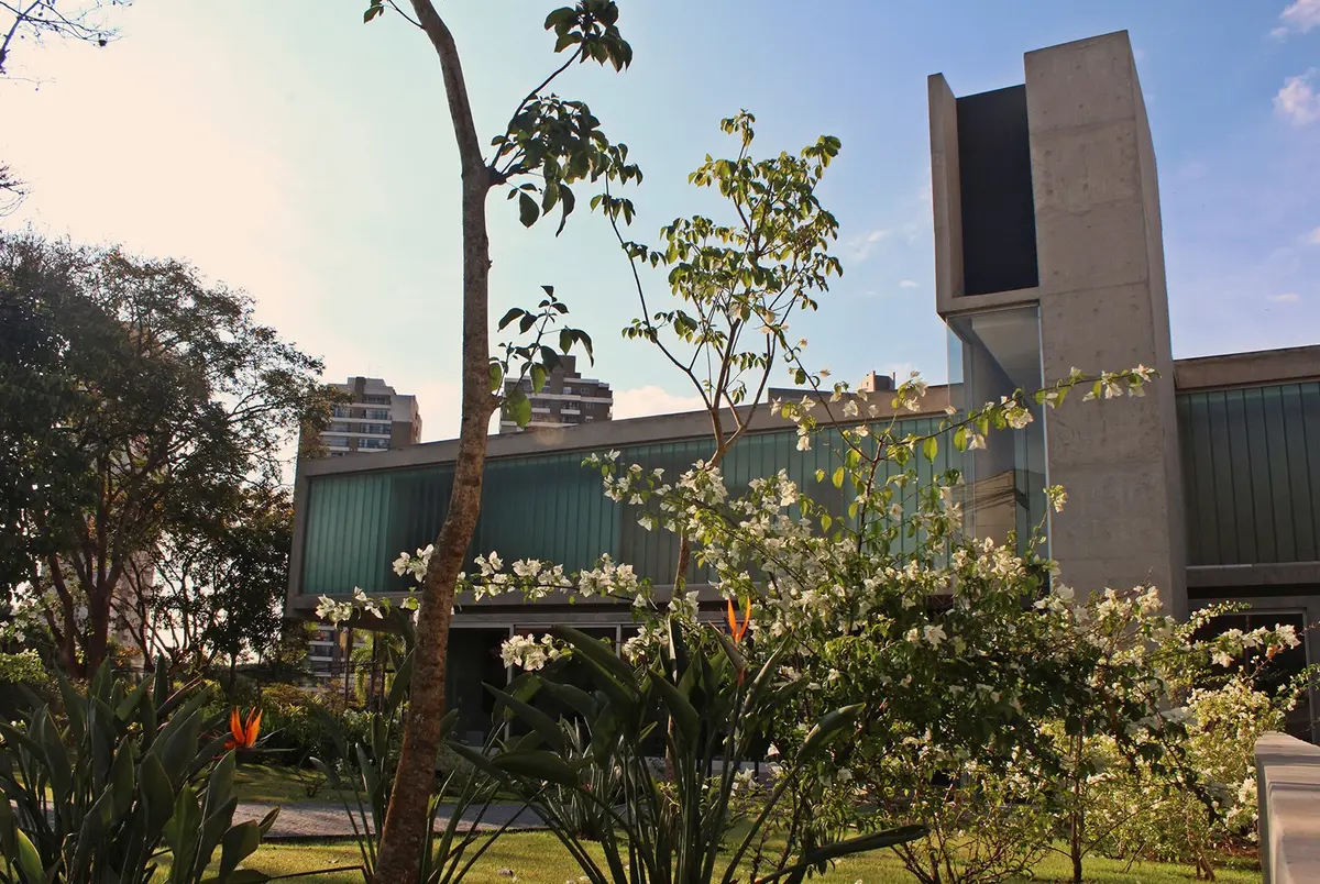Fachada contemporánea con jardín, plantas y arquitectura de hormigón — proyecto Residência CM, por Gil Fialho