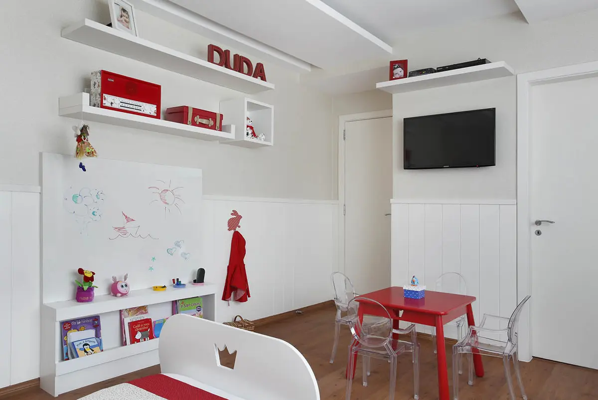 Dormitorio infantil blanco y rojo minimalista con muebles multifunción — proyecto Casa Barra ED, por Amanda Miranda