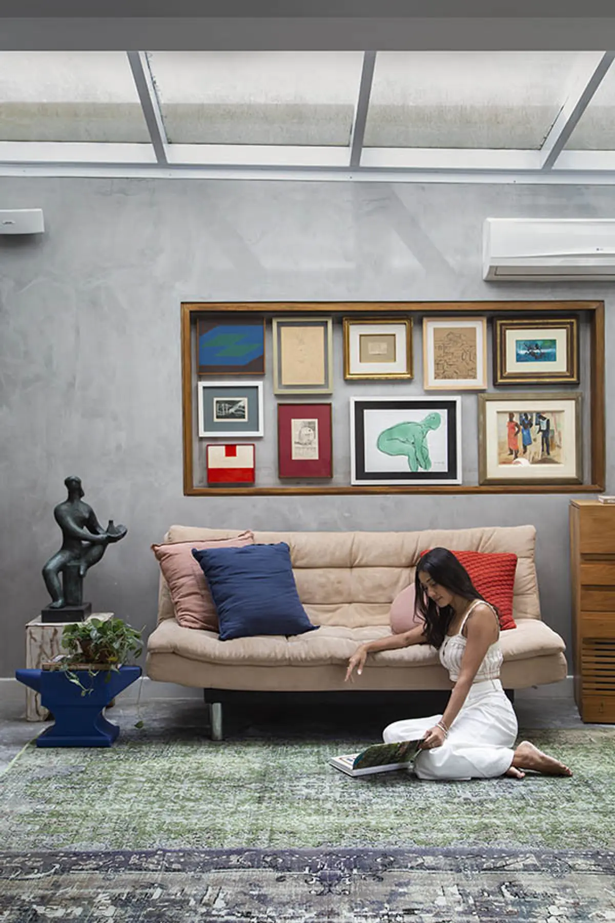Living luminoso con sillon beige, galeria de cuadros y techo vidriado — proyecto Casa Jardim Guanabara, por Amanda Miranda
