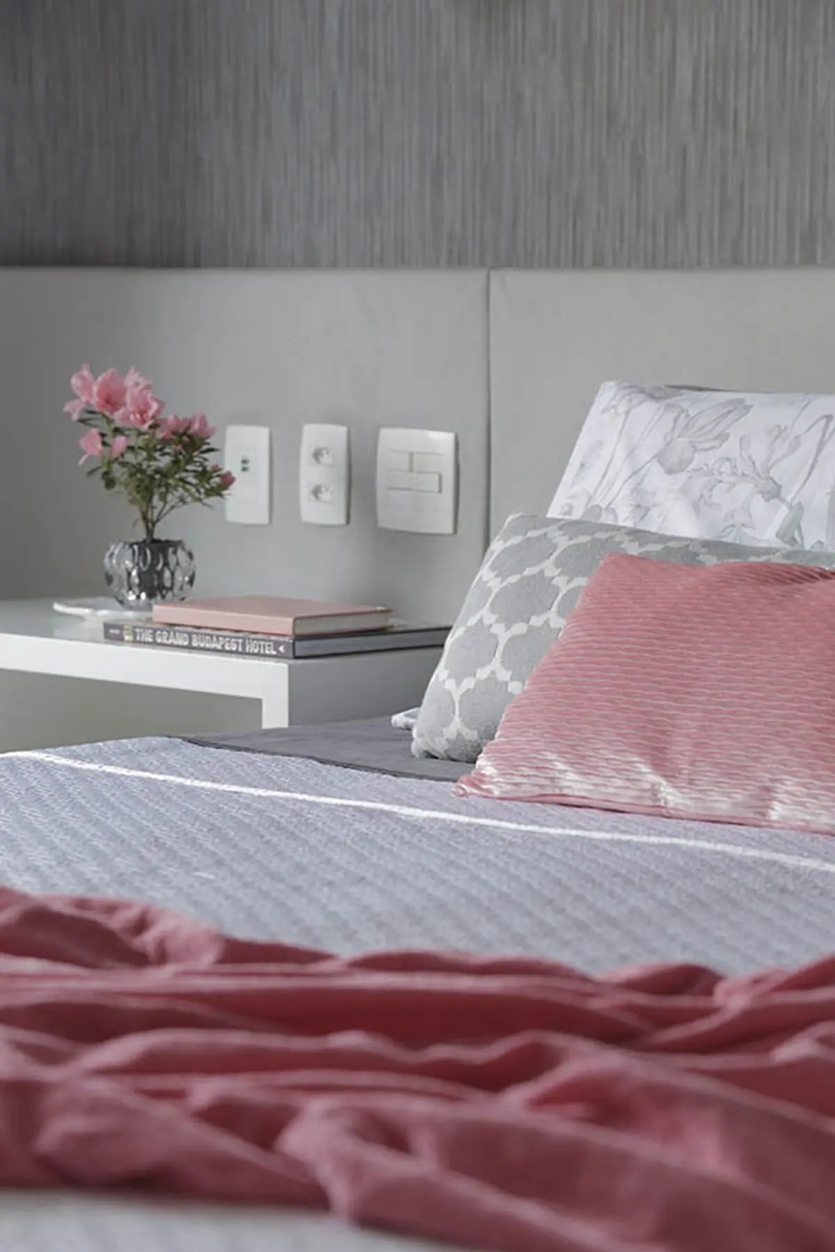 Quarto Quarto de casal Estilo Escandinavo com cor predominante Cinza do Projeto Apartamento Barra LM por Amanda Miranda