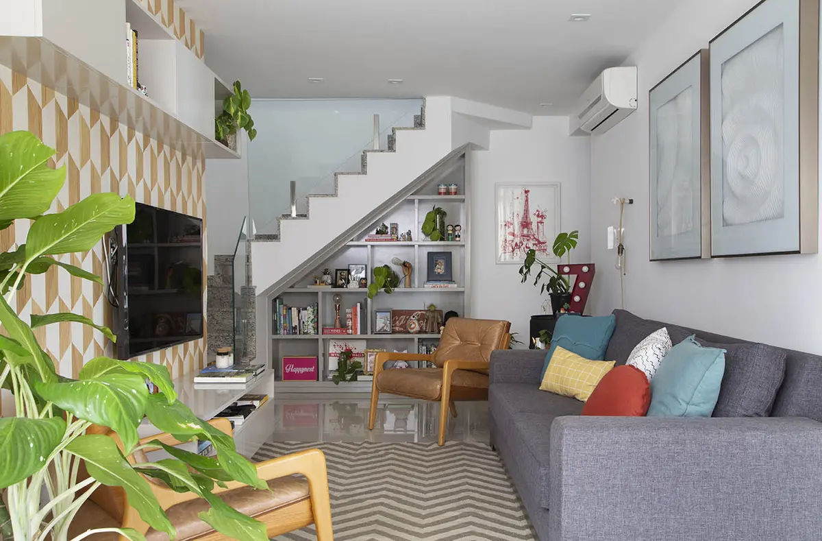 Sala Estilo Escandinavo com cor predominante Cinza do Projeto Cobertura Arquiteta por Amanda Miranda