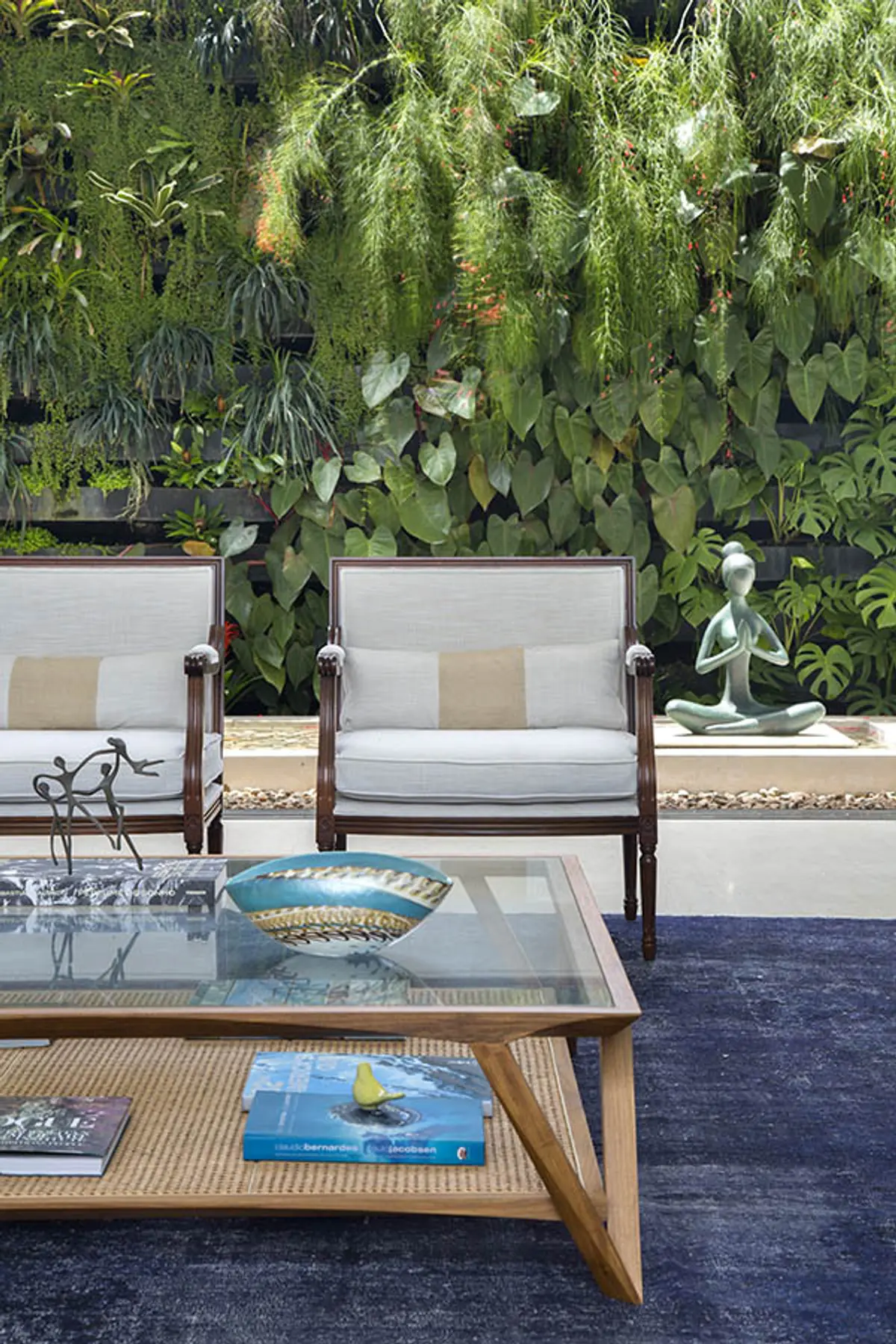 Sala Estilo Industrial com cor predominante Castanho do Projeto Casa Jardim Ubá por Amanda Miranda