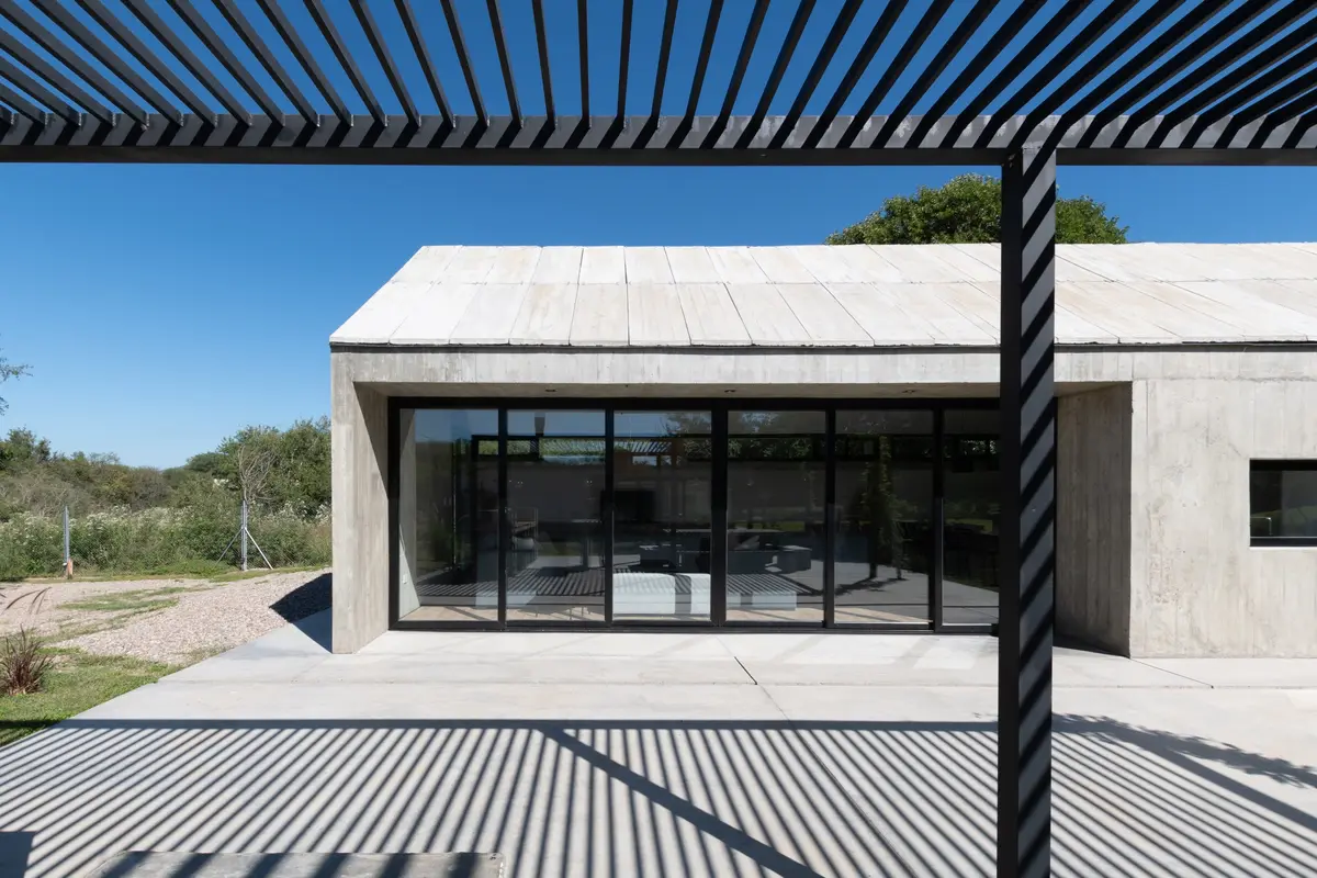 Galería con color predominante Blanco del Proyecto Casa TT por Grupo Studio