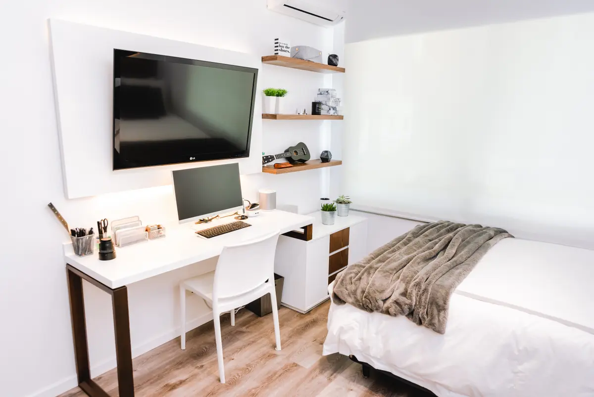 Dormitorio minimalista con escritorio integrado y TV de pared — proyecto Cabrera, por Tali Estudio, en Palermo
