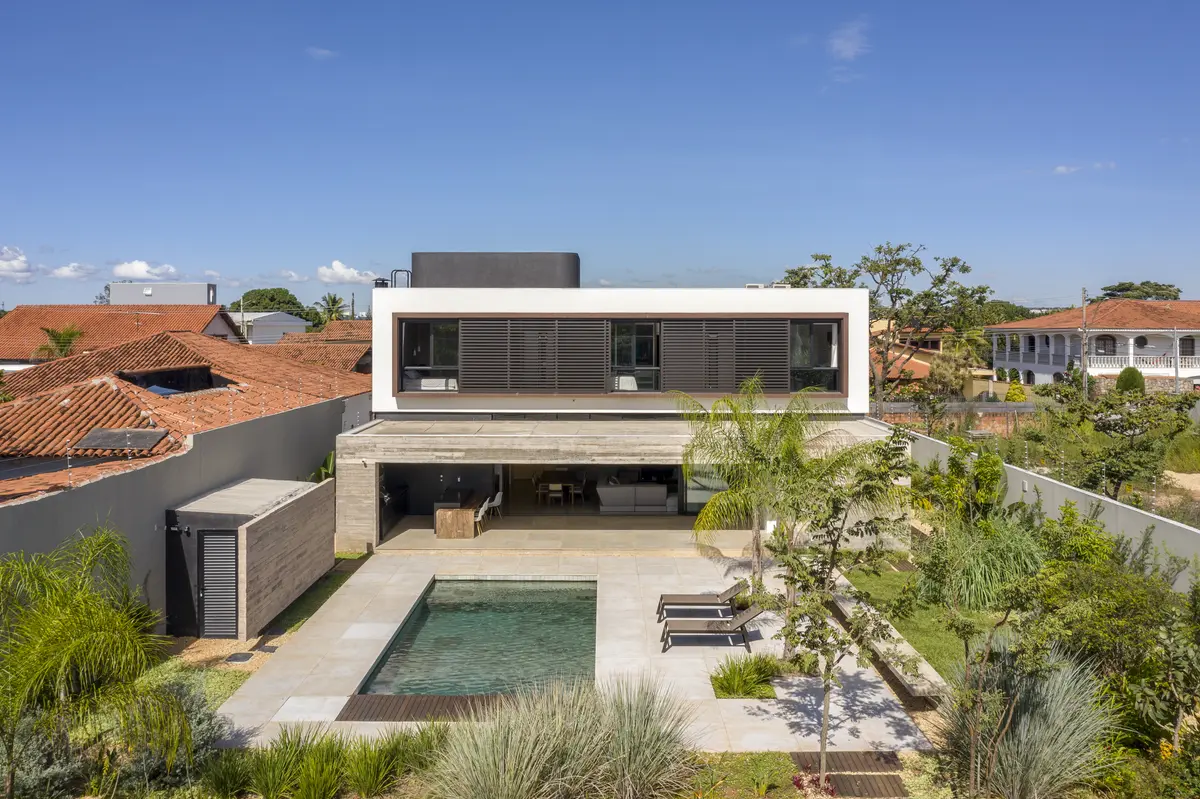Jardim com cor predominante Cinza do Projeto Casa 11 por Coda Arquitetos