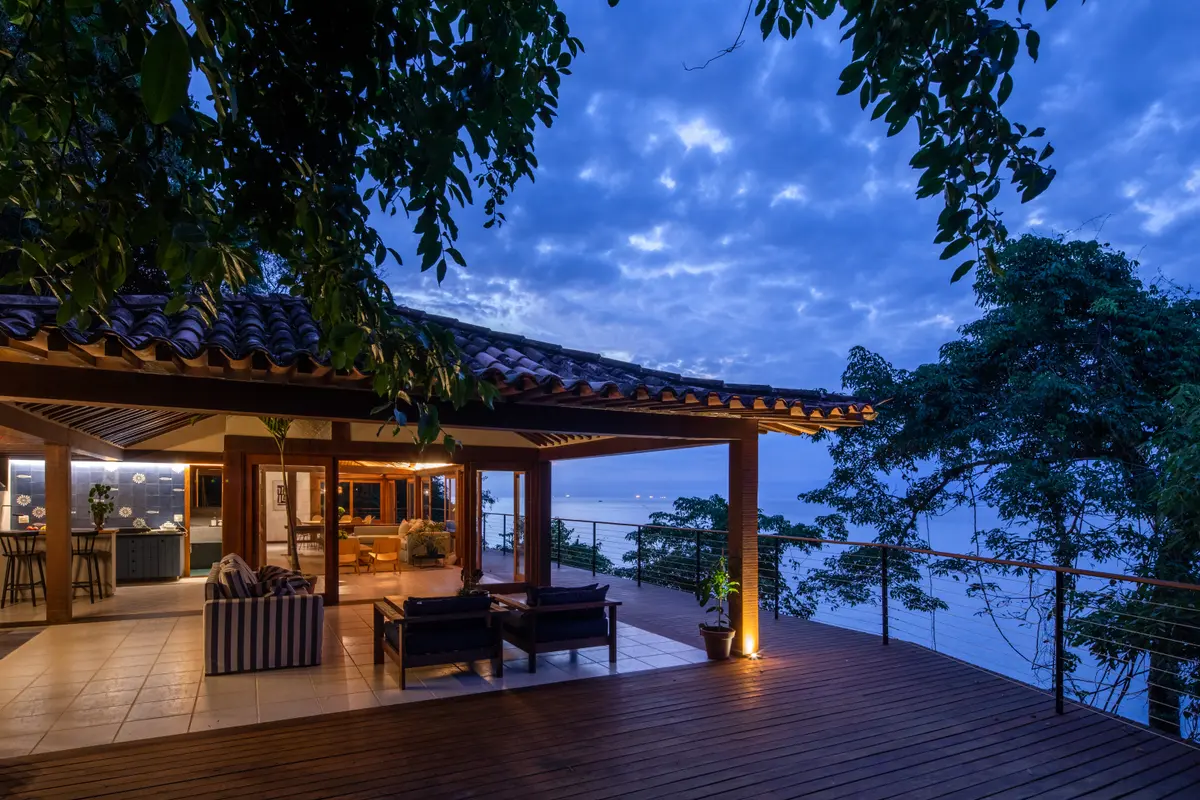 Varanda Gourmet com cor predominante Preto do Projeto Casa da Ilha por Miguel Capanema Arquitetura
