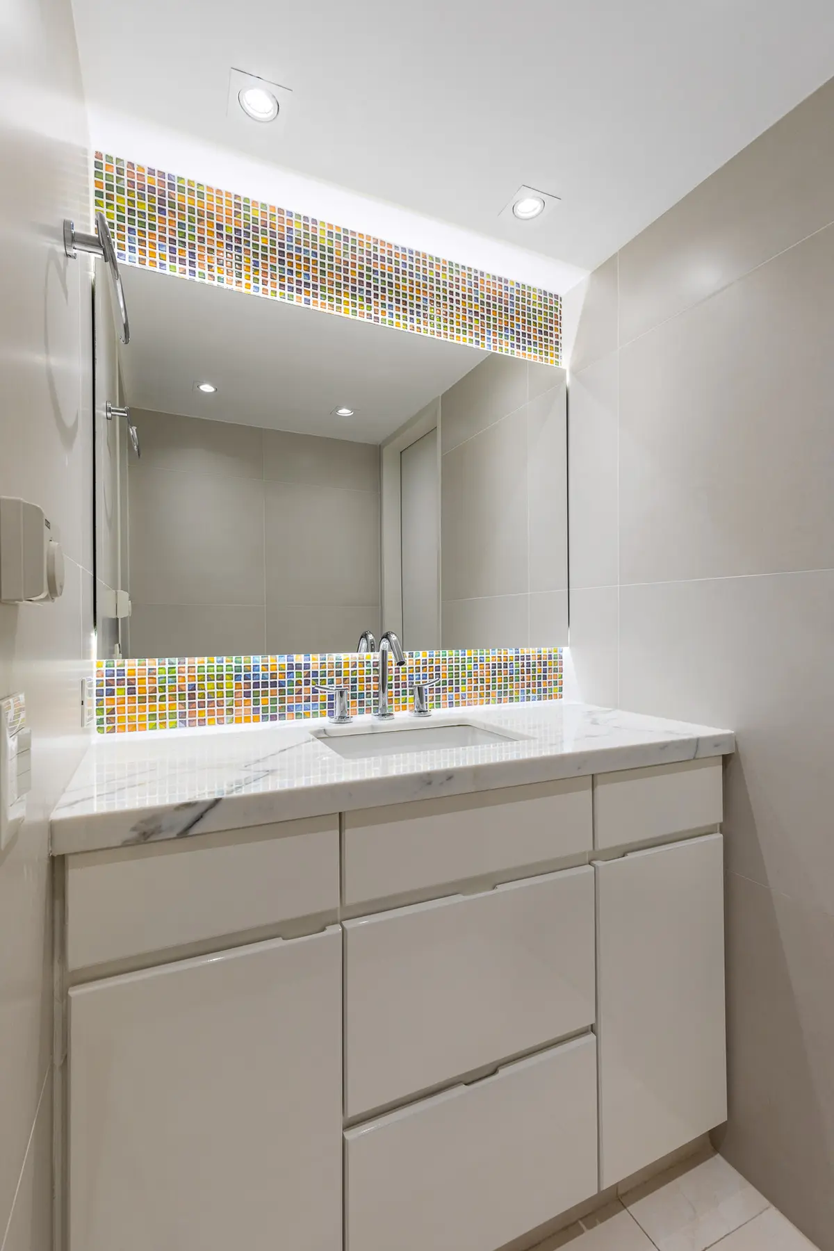 Banheiro moderno com gabinete branco, bancada de mármore e pia de cerâmica — projeto Baño en Belgrano, por MARCO GUOLI PHOTO, em Belgrano
