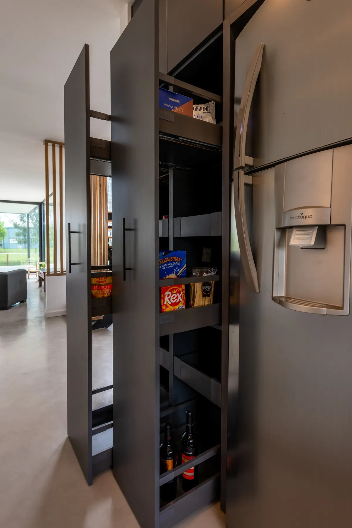 Cocina moderna con despensa alta extraíble y refrigerador integrado — proyecto Santa Isabel - Andrea Gonzalez, por ABEJA CONCEPT, en Nordelta