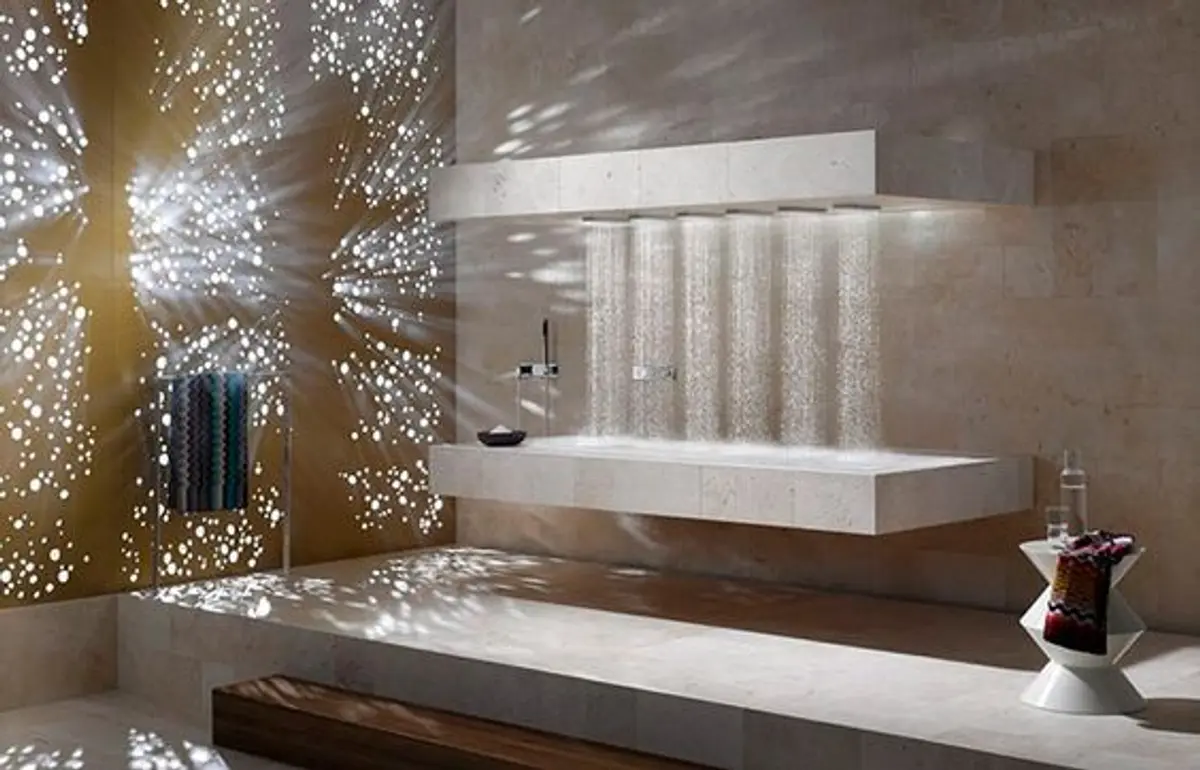 banheiro moderno luxuoso com chuveiro integrado e iluminação decorativa — projeto Atrèvete, por Oma Bariloche, em Zúrich