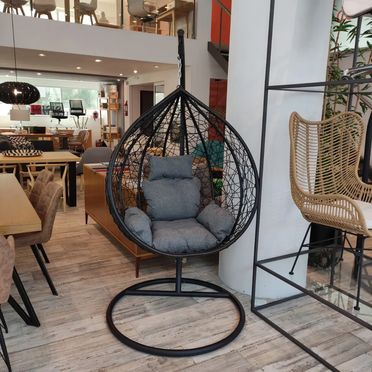 Loja de móveis com poltrona suspensa estilo boho — projeto SHOWROOM BELGRANO, por GIFT COLLECTION SRL