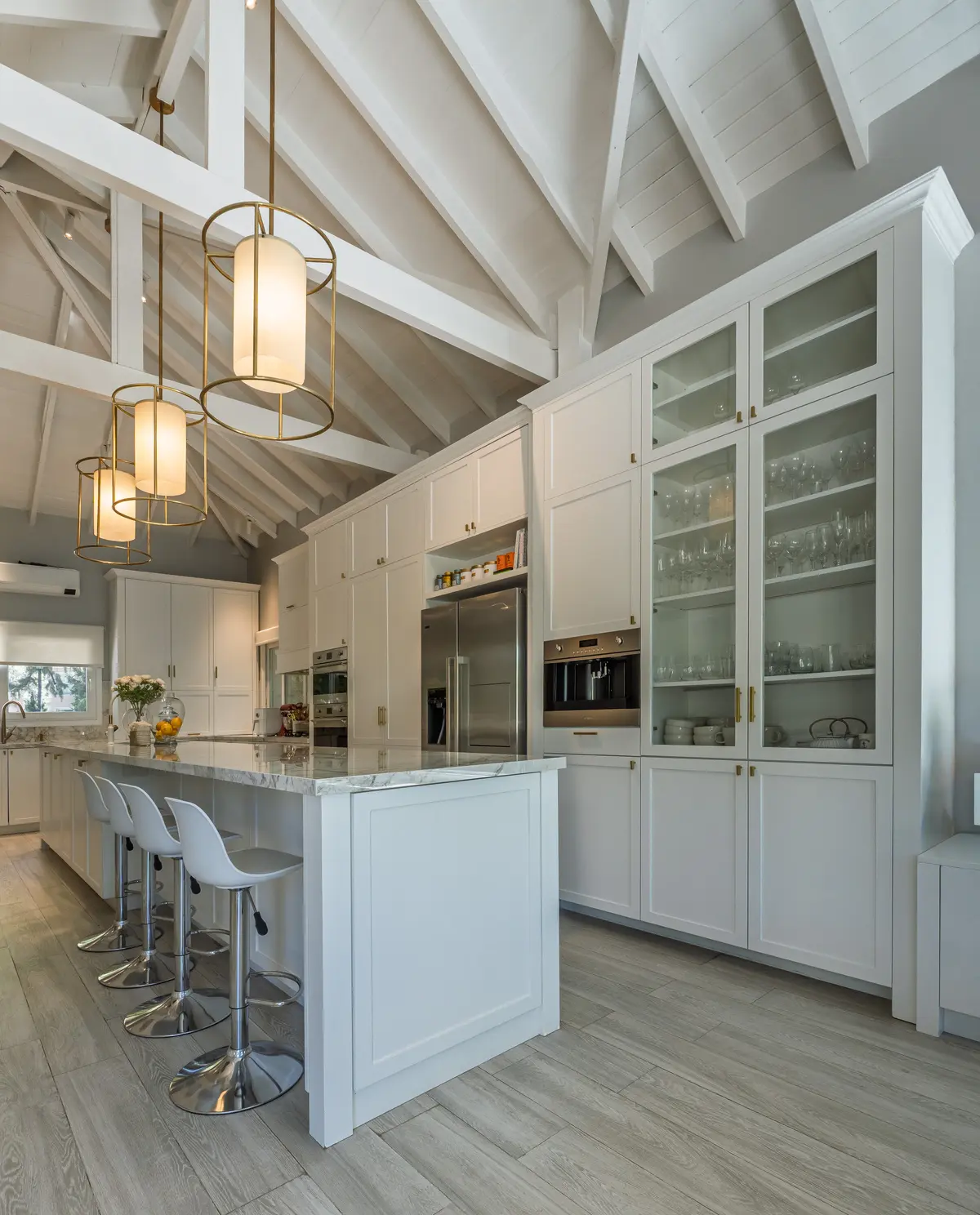Cocina moderna mediterránea con isla, vigas expuestas y techos altos — proyecto Talar de Pacheco, por ABEJA CONCEPT, en Gral. Pacheco