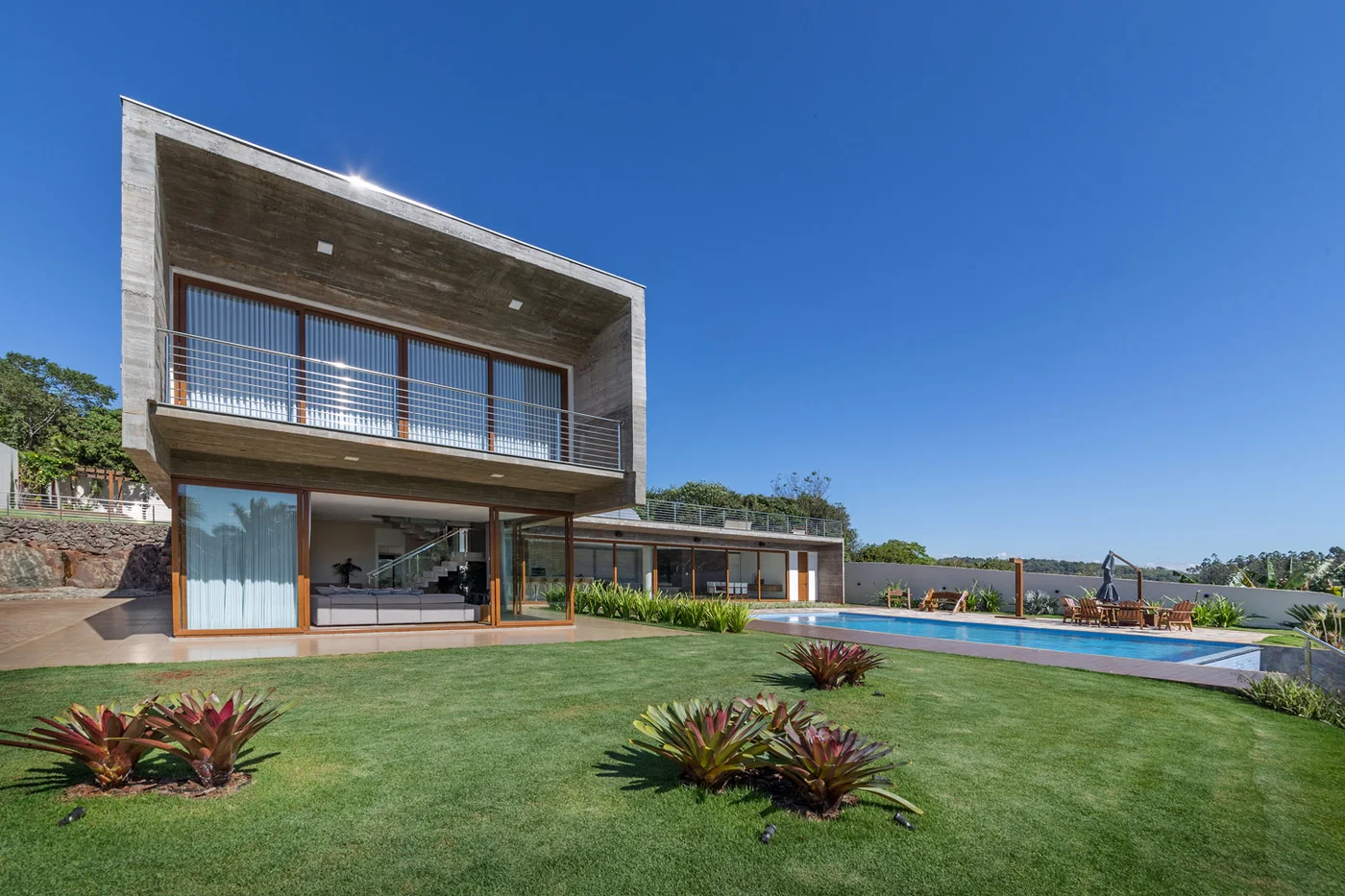 Casa moderna con piscina infinita y fachada de hormigón