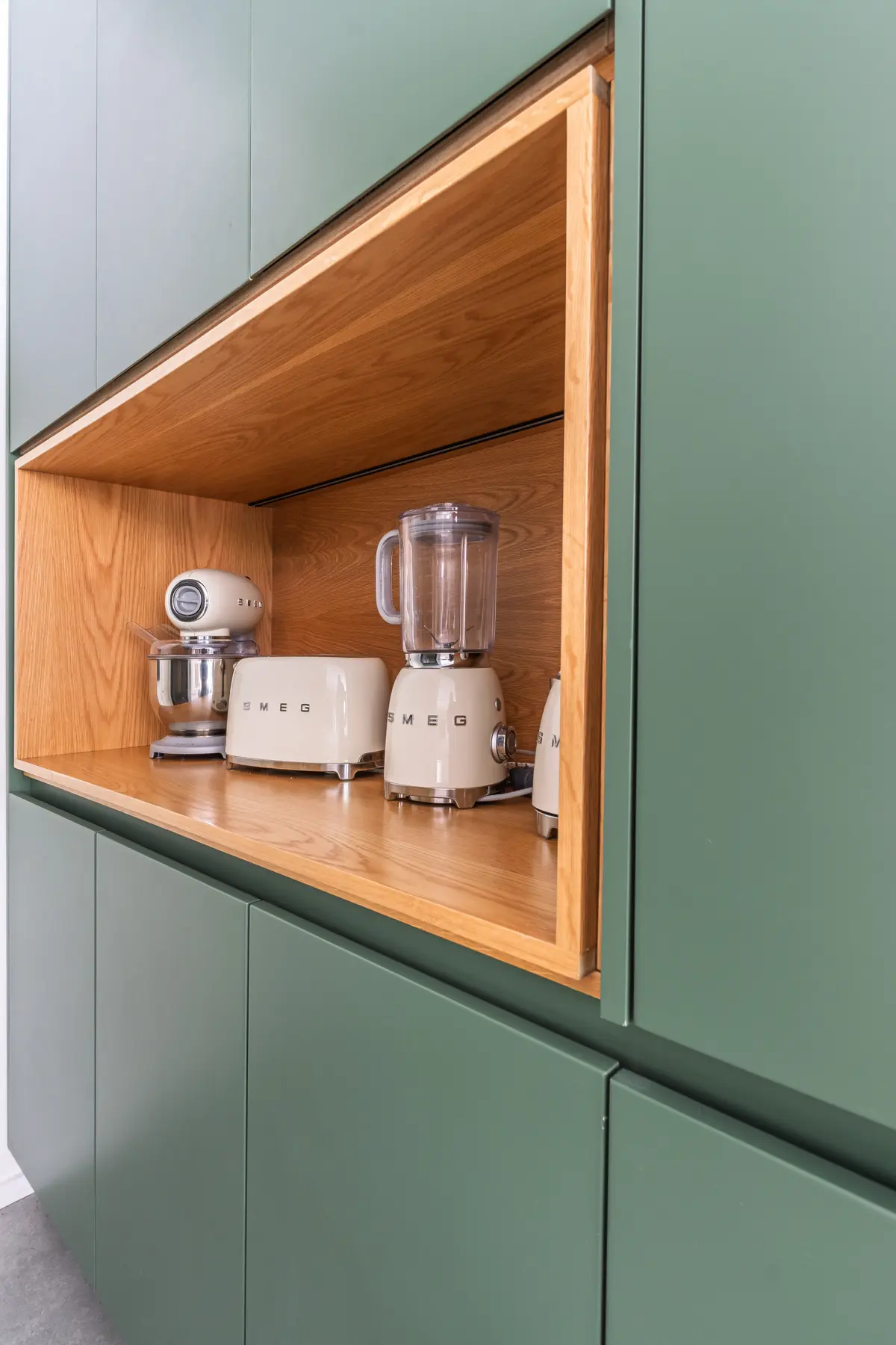 Cocina moderna con nicho de madera y electrodomésticos retro verdes — proyecto Peru, por ABEJA CONCEPT, en B1641 Acassuso